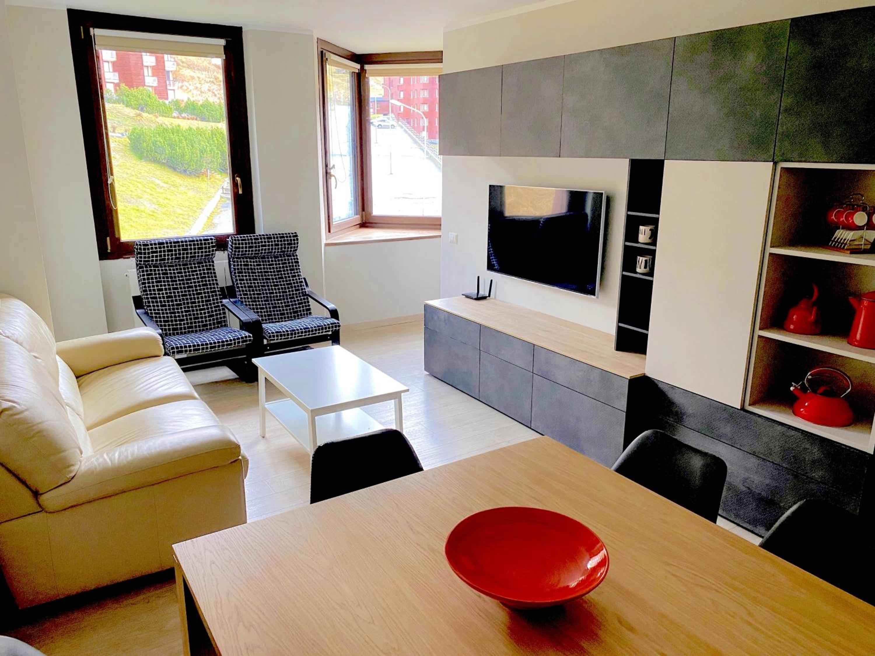 HelloChalet - White Dream apartment - ski-to-door access, 200mt from Plateau Rosa - Zermatt cablecar view 5