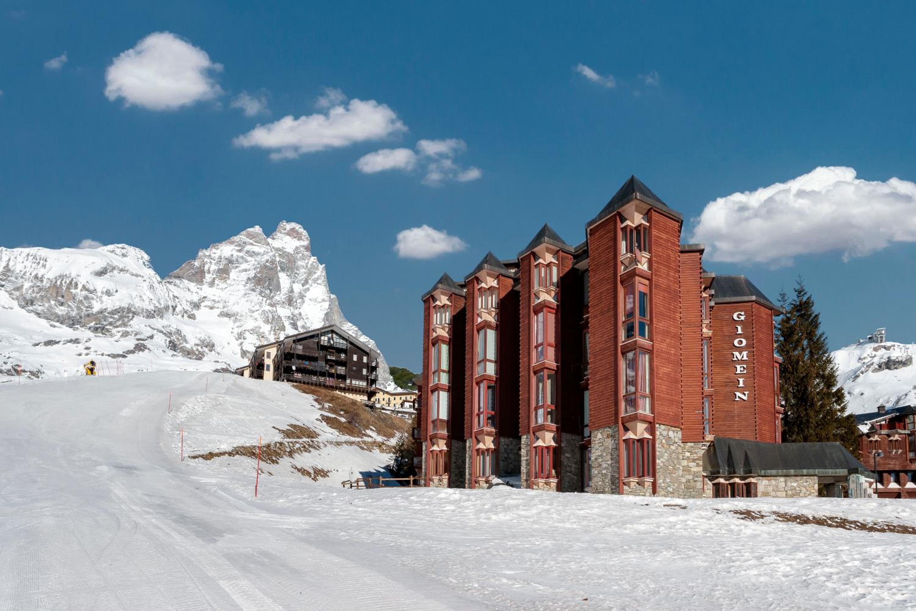 HelloChalet - White Dream apartment - ski-to-door access, 200mt from Plateau Rosa - Zermatt cablecar view 2
