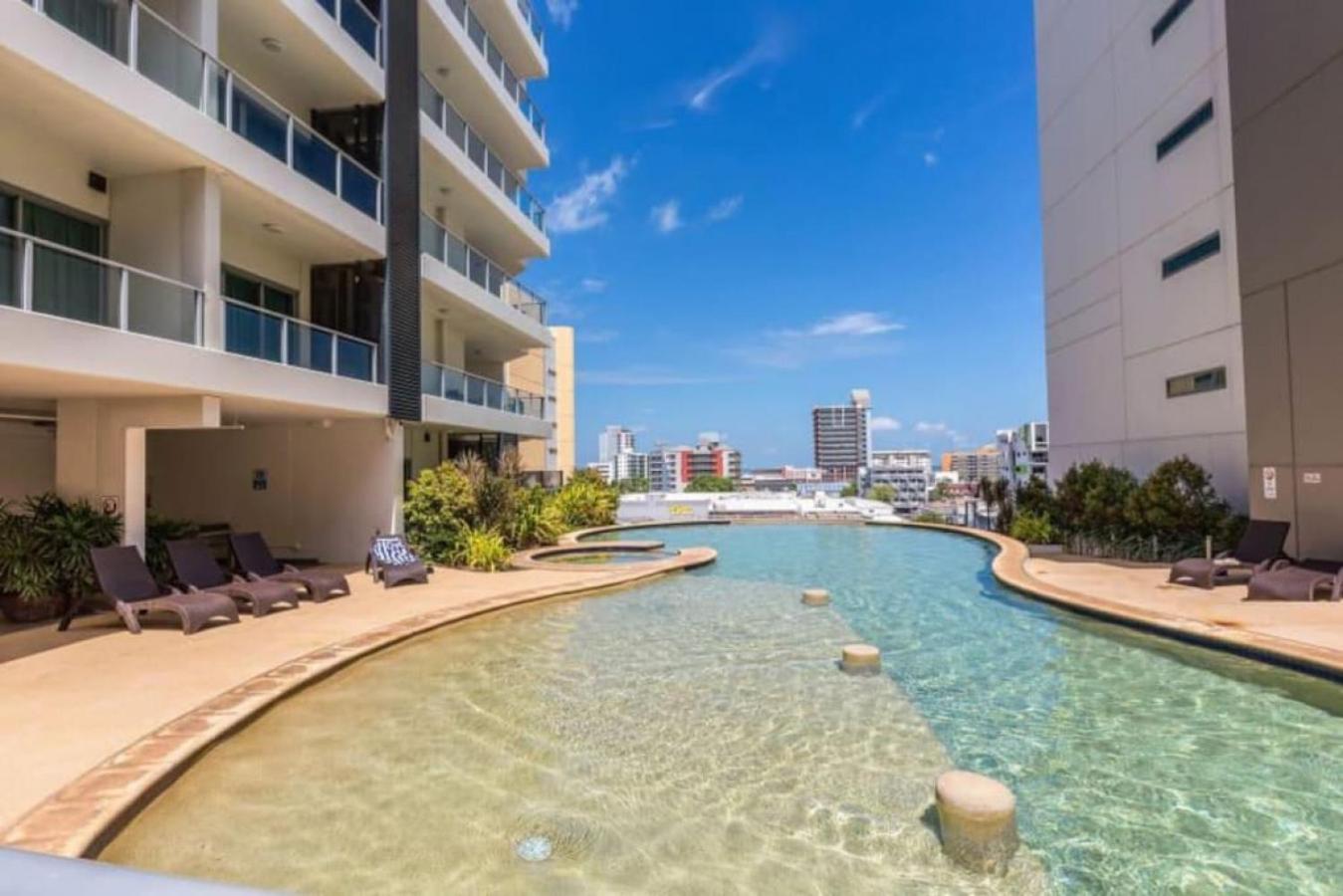 Pandanas Apt 7 15th fl with harbour and city views
