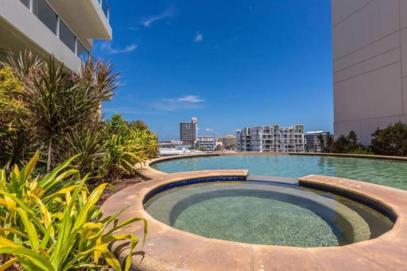 Pandanas Apt 7 15th fl with harbour and city views