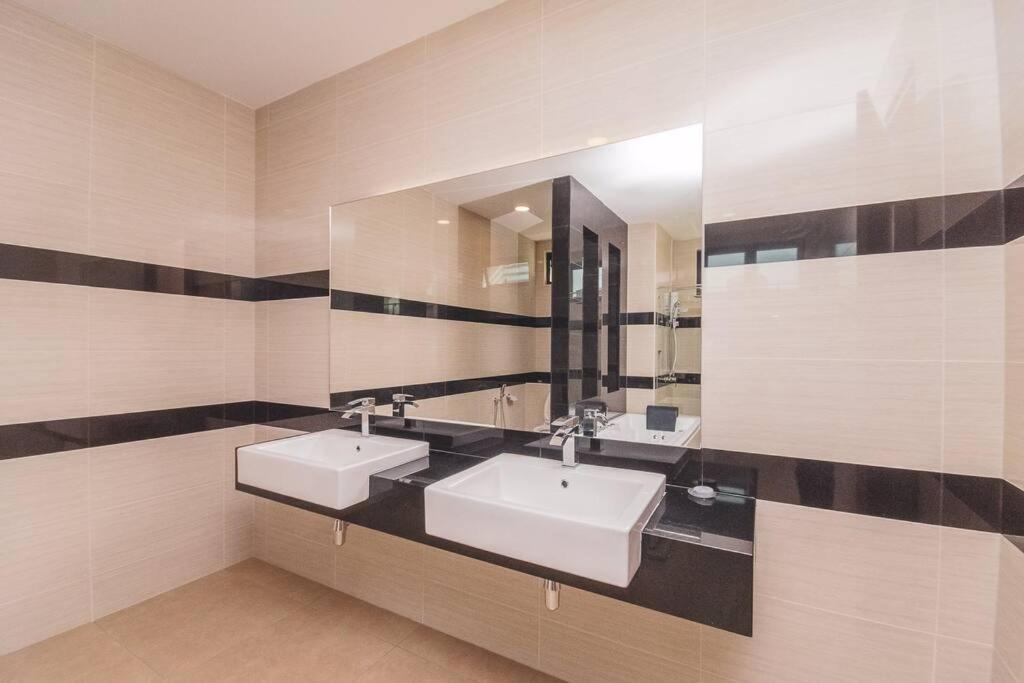 Luxury 3-sty semi-D 5BR 5Bath@Batu Ferringhi 15ppl photo 8