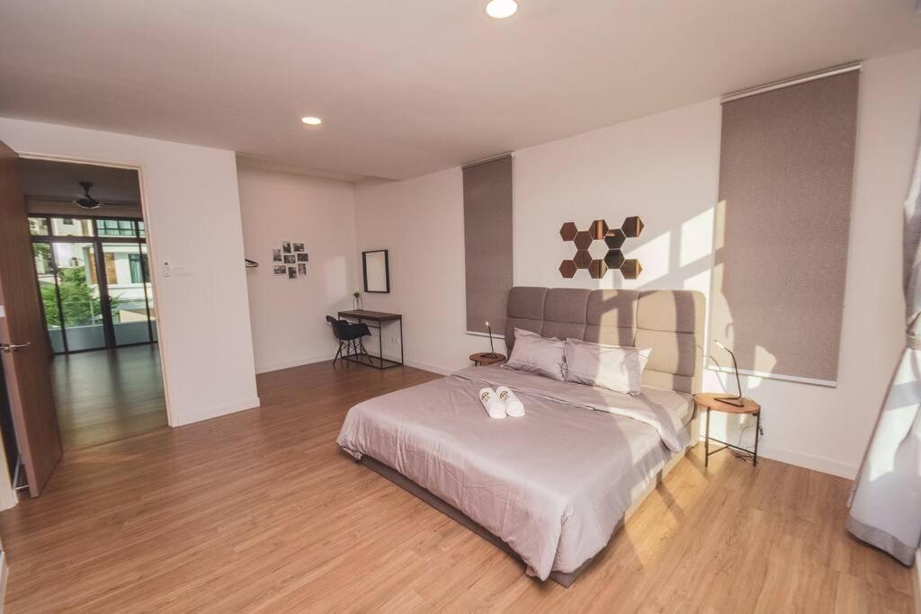 Luxury 3-sty semi-D 5BR 5Bath@Batu Ferringhi 15ppl photo 5