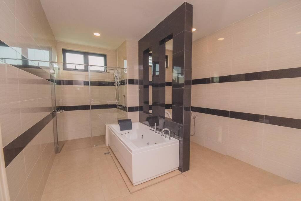 Luxury 3-sty semi-D 5BR 5Bath@Batu Ferringhi 15ppl photo 6