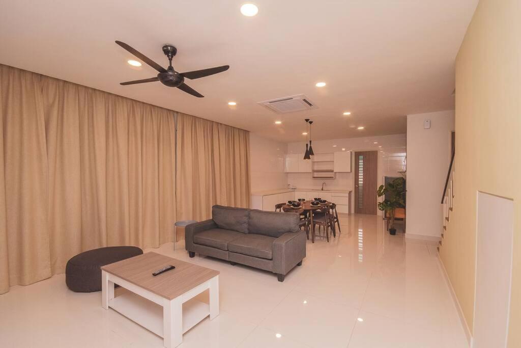 Luxury 3-sty semi-D 5BR 5Bath@Batu Ferringhi 15ppl photo 2