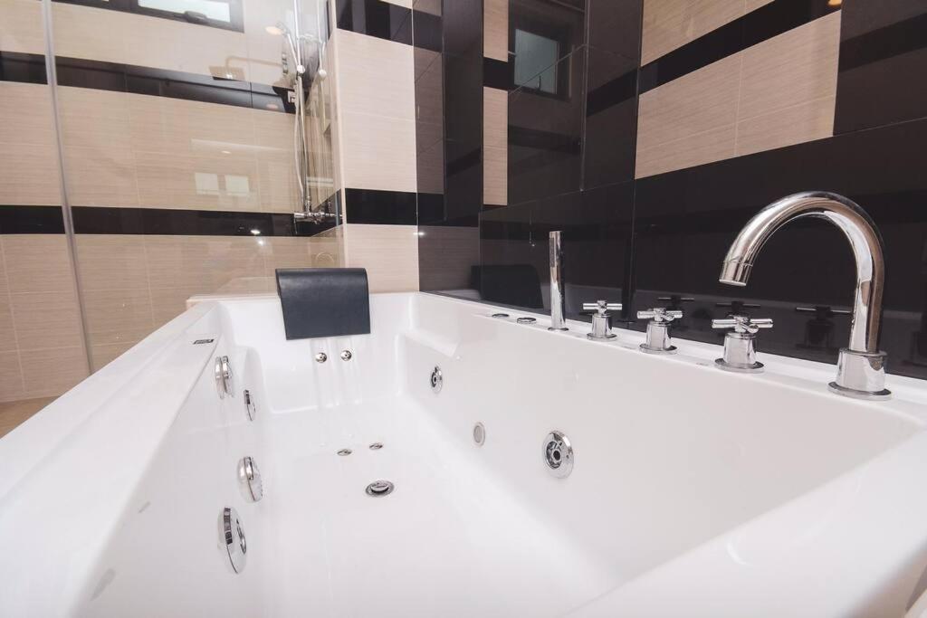 Luxury 3-sty semi-D 5BR 5Bath@Batu Ferringhi 15ppl photo 7