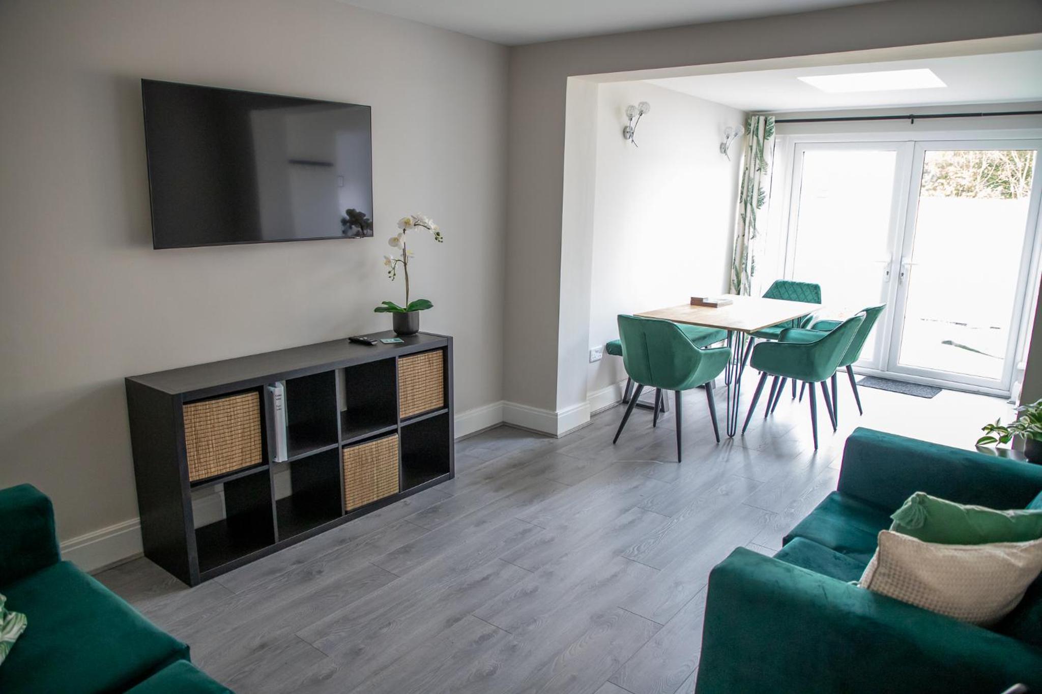 Wave Stays - Ground Floor Apartment - Outside Seating Area view 3
