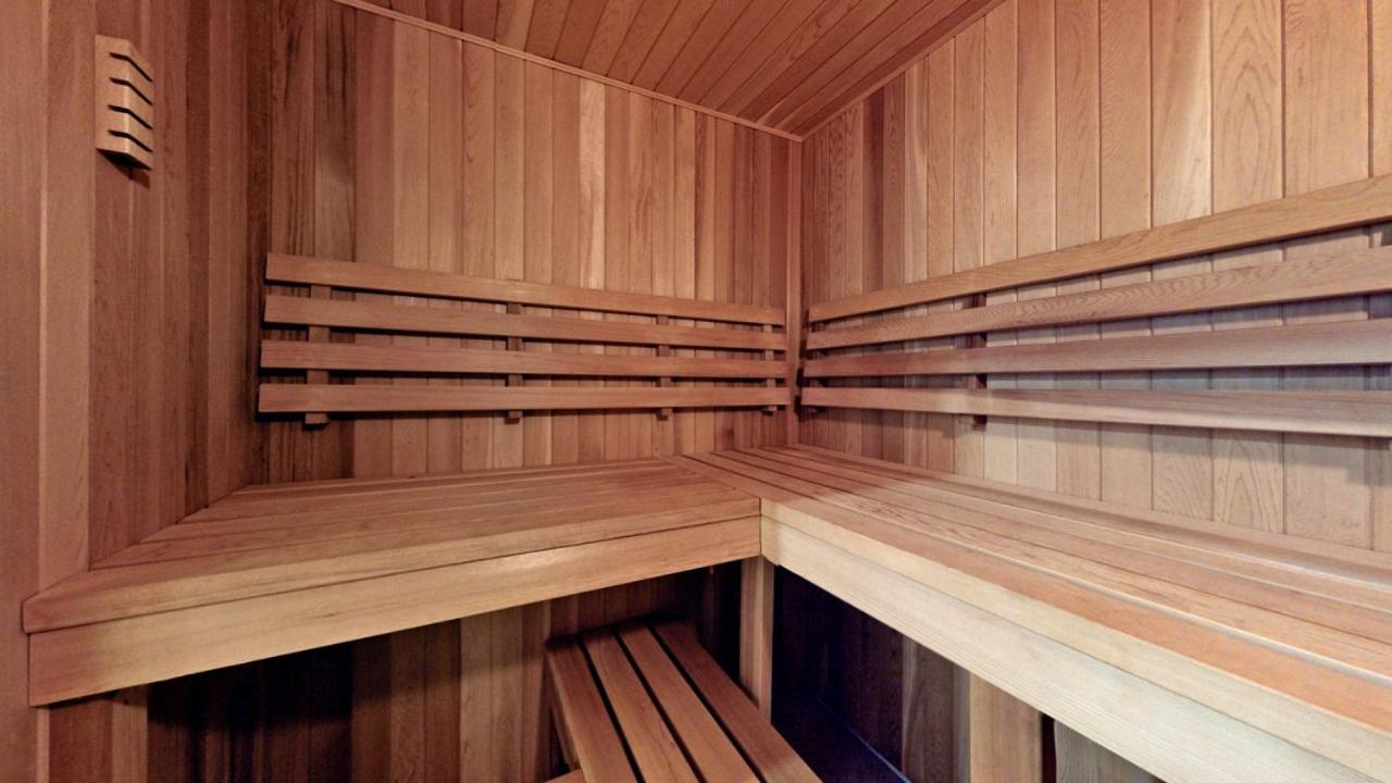 Family Modern walkout Basement wSauna Indoor Fireplace Wifi