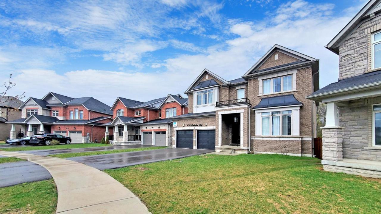 Family Modern walkout Basement wSauna Indoor Fireplace Wifi