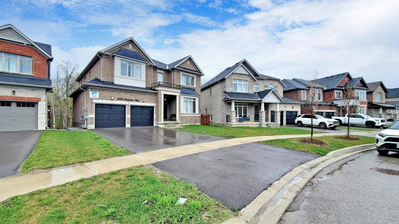 Family Modern walkout Basement wSauna Indoor Fireplace Wifi