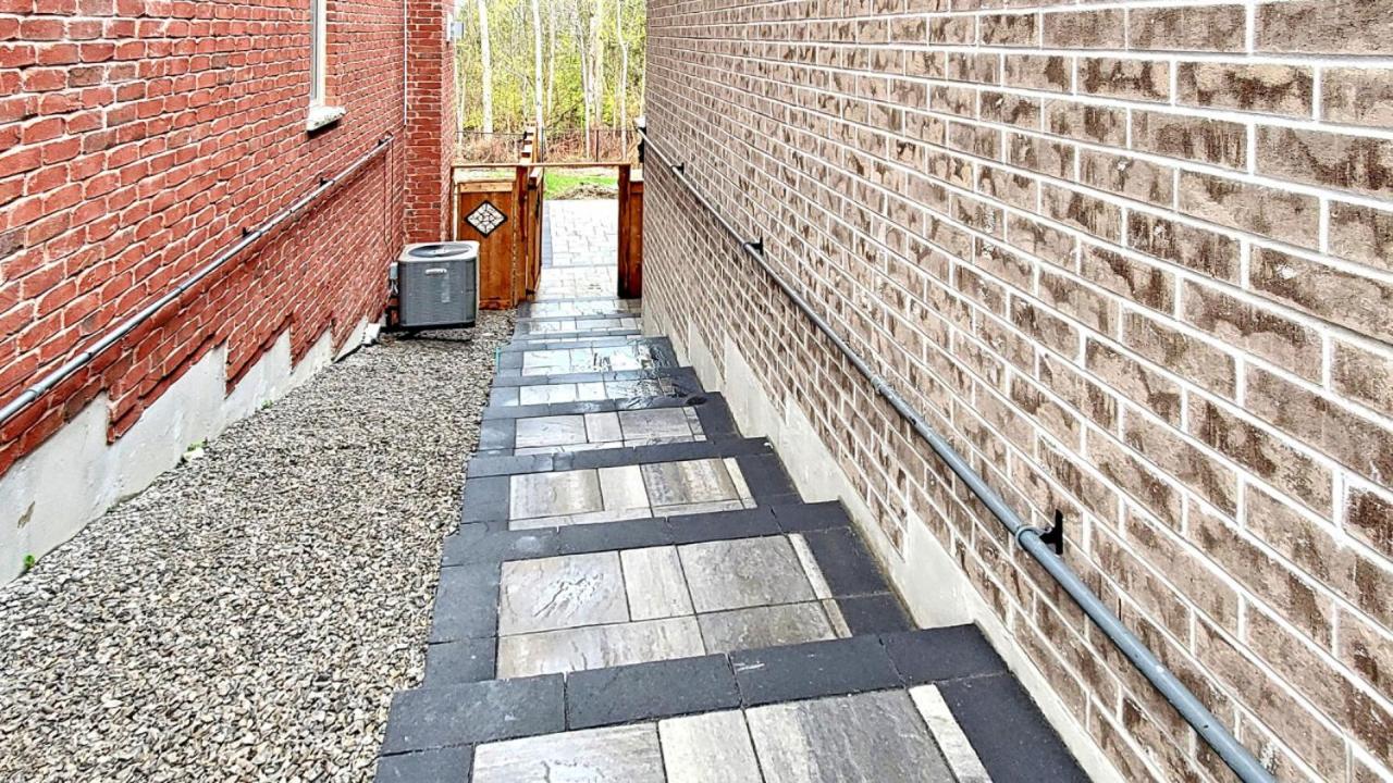 Family Modern walkout Basement wSauna Indoor Fireplace Wifi