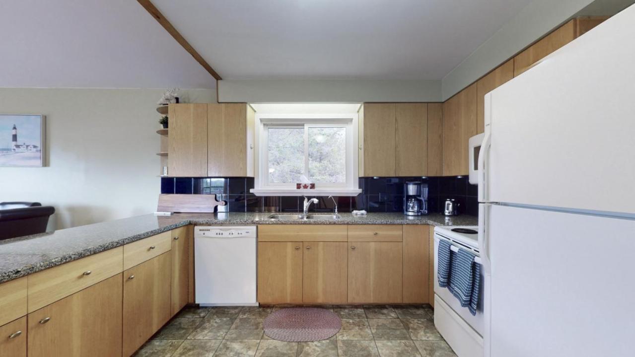 Waterfront Cottage with Heating Kitchen LakeView Deck Fishing