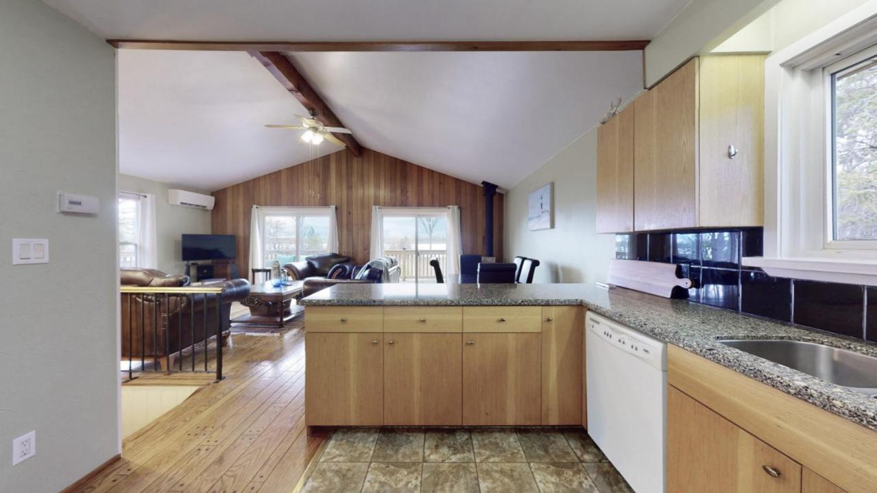 Waterfront Cottage with Heating Kitchen LakeView Deck Fishing