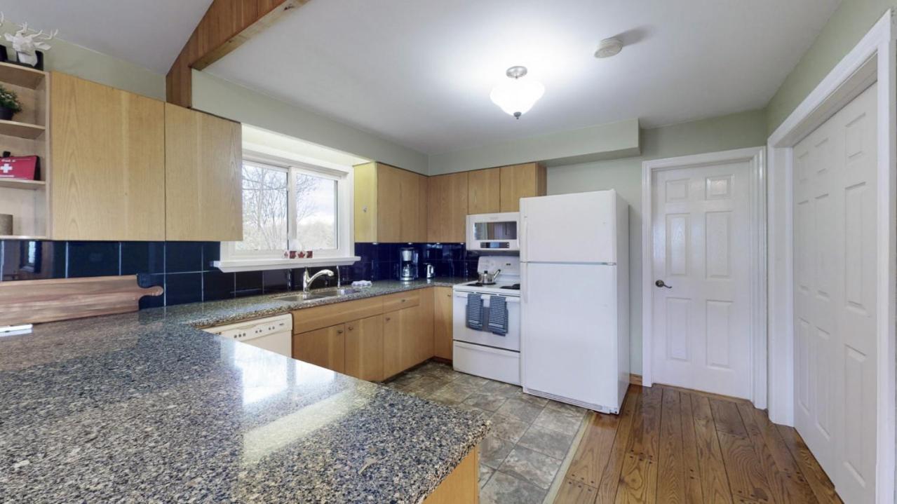 Waterfront Cottage with Heating Kitchen LakeView Deck Fishing
