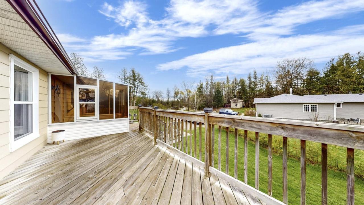 Waterfront Cottage with Heating Kitchen LakeView Deck Fishing