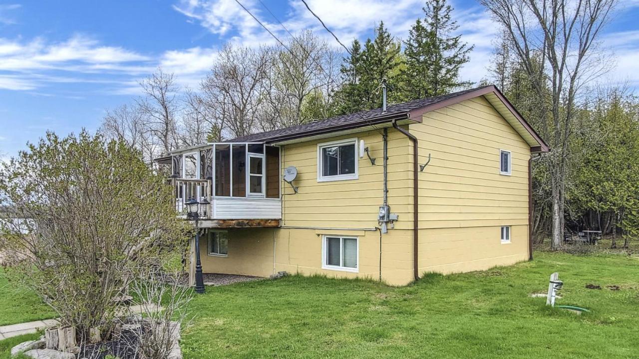 Waterfront Cottage with Heating Kitchen LakeView Deck Fishing