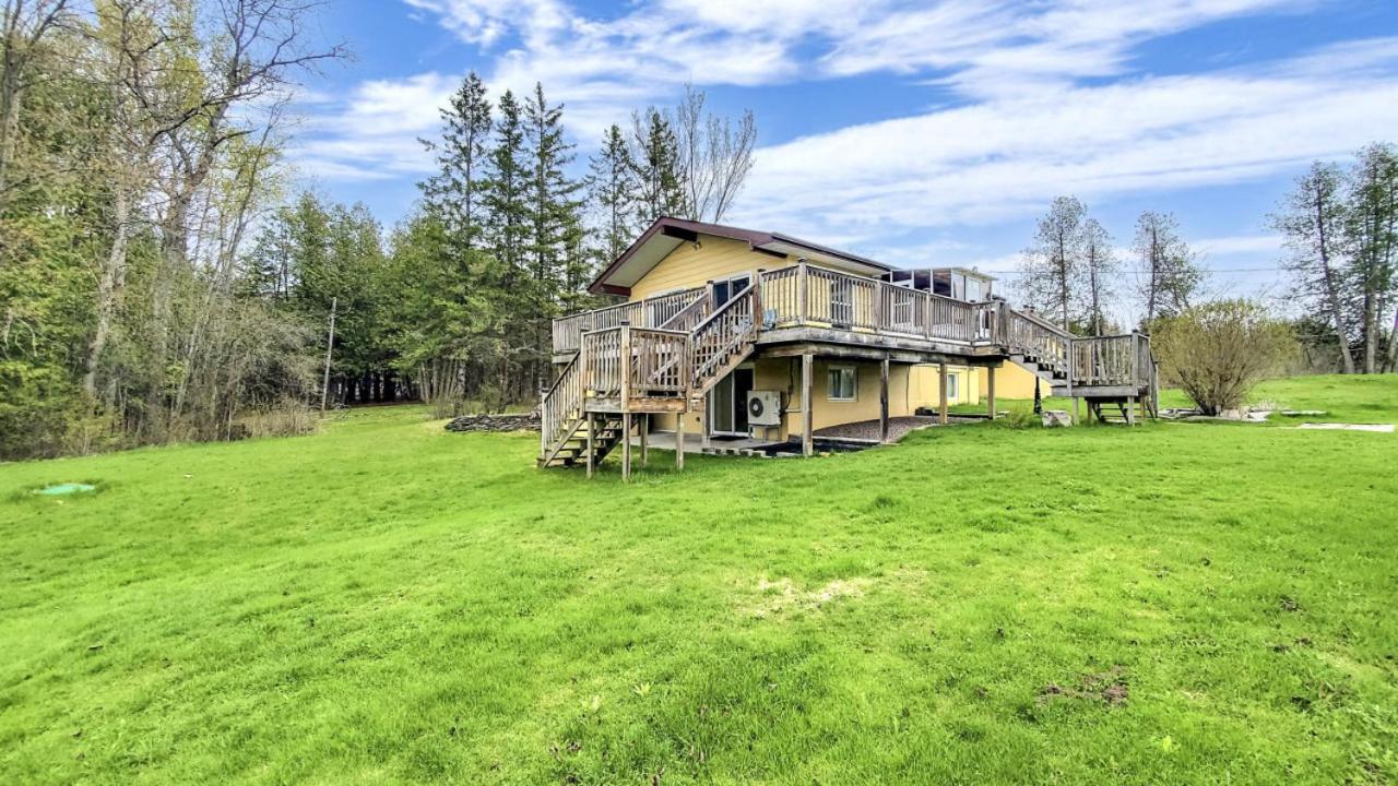 Waterfront Cottage with Heating Kitchen LakeView Deck Fishing