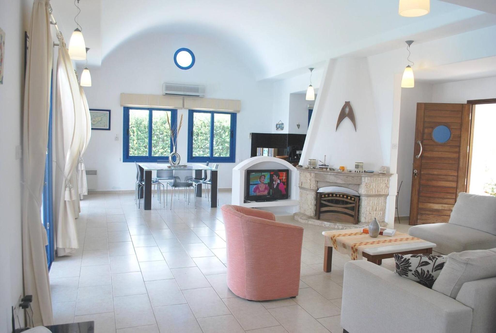 Sea Front Villa With Private HEATED Pool, Quiet area Paphos 322