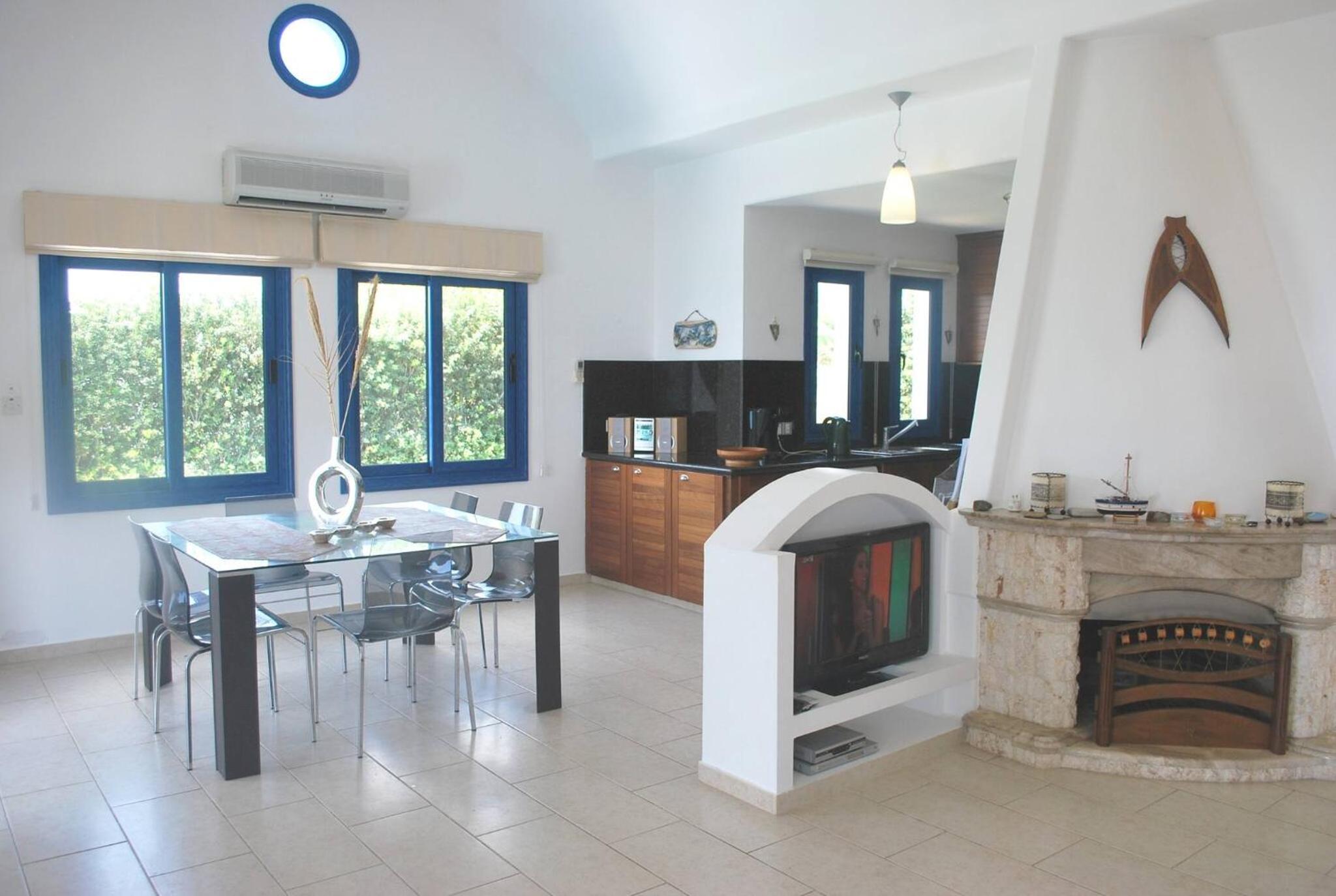 Sea Front Villa With Private HEATED Pool, Quiet area Paphos 322