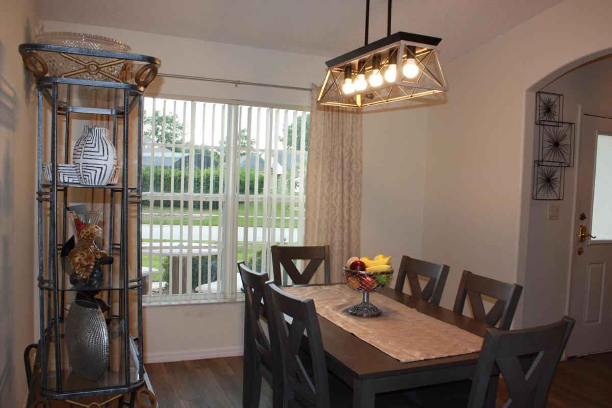 Groves Four Bedroom Pool Home And Spa