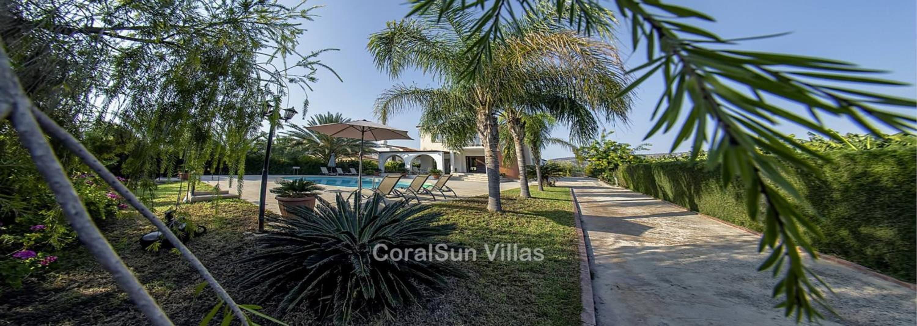 Amazing Pool, Complete Privacy, Amenities and Beach nearby