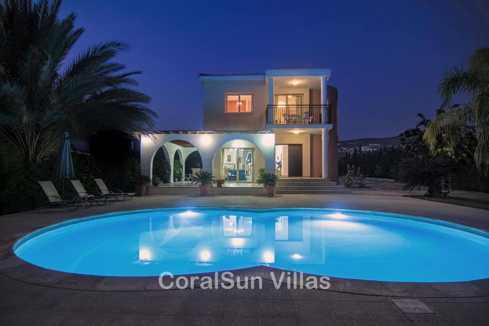 Amazing Pool, Complete Privacy, Amenities and Beach nearby