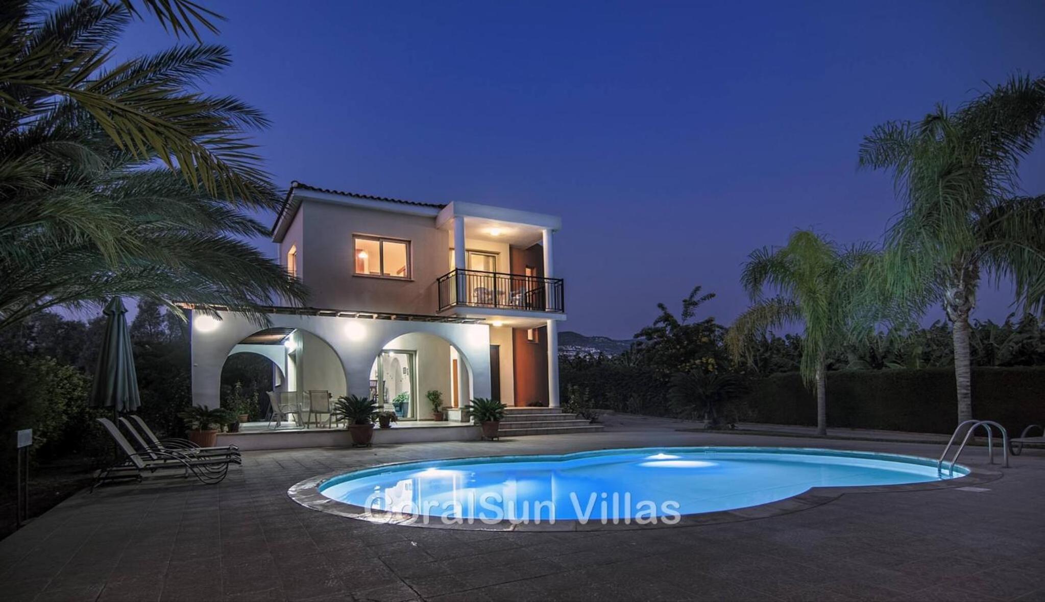 Amazing Pool, Complete Privacy, Amenities and Beach nearby
