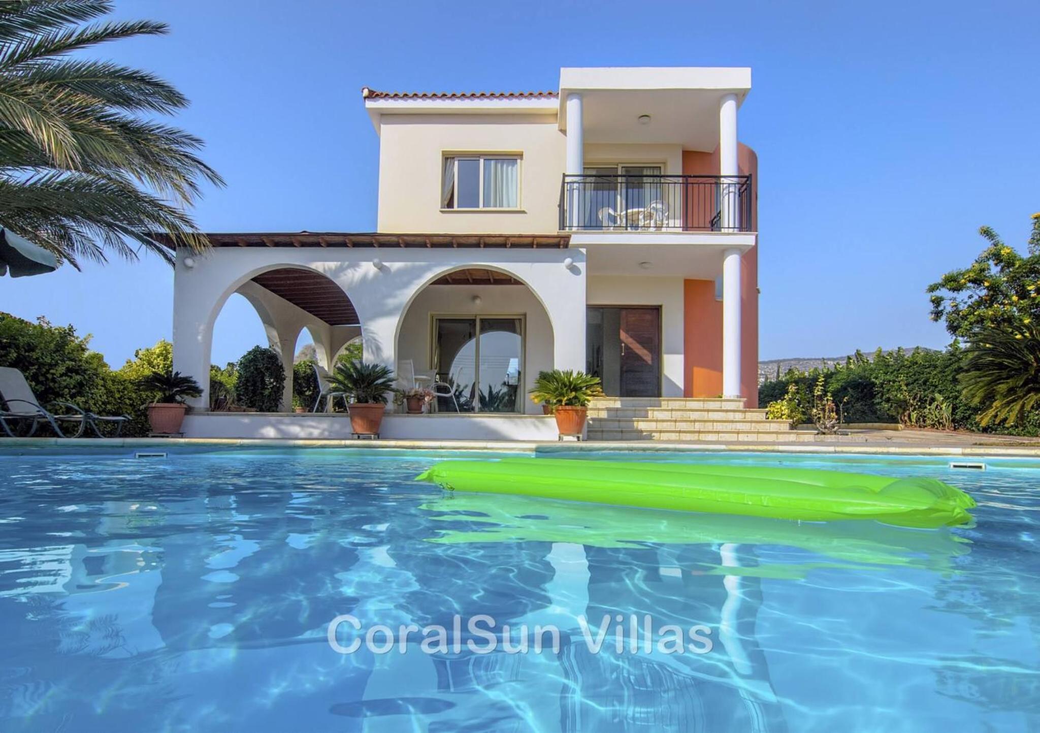 Amazing Pool, Complete Privacy, Amenities and Beach nearby