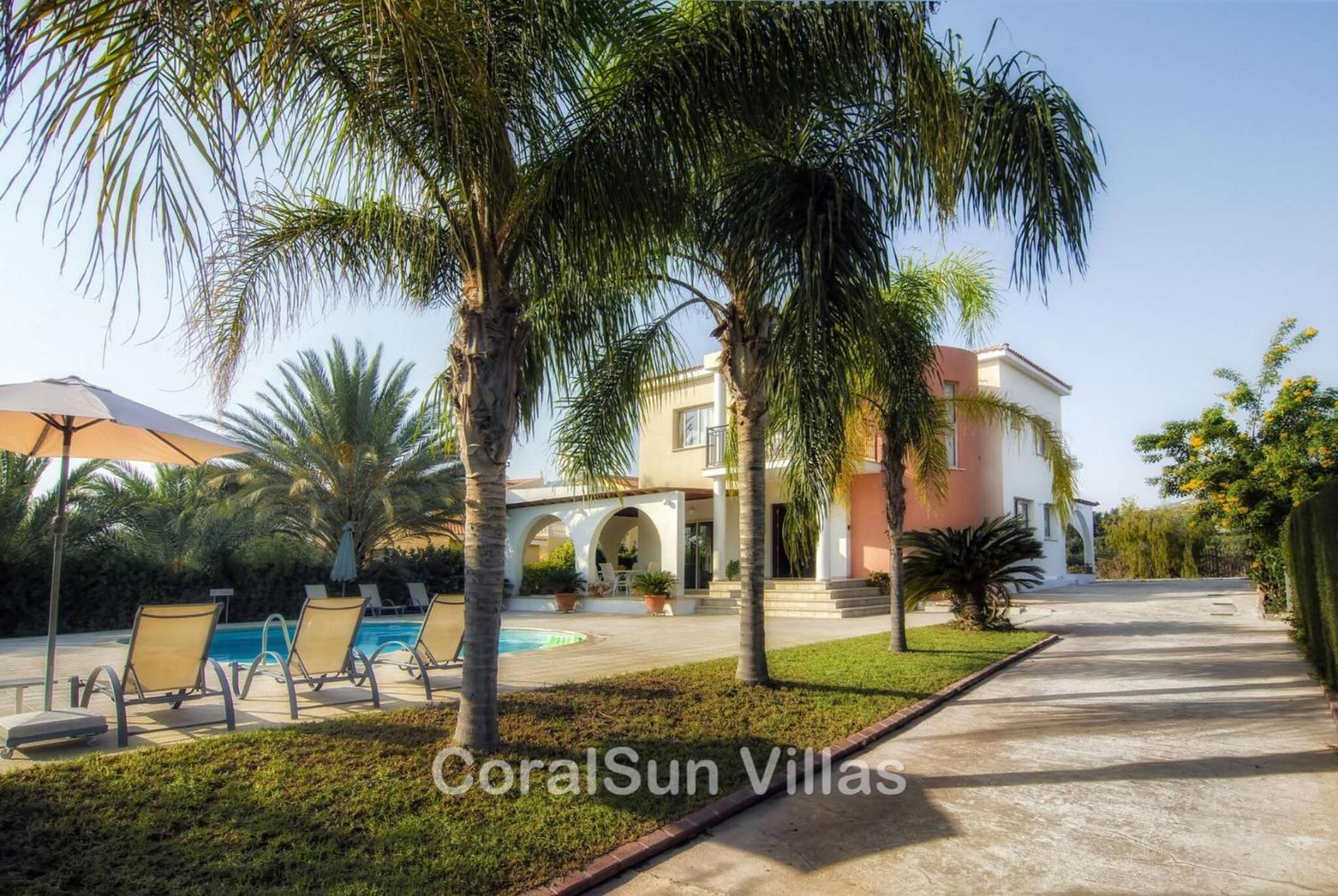 Amazing Pool, Complete Privacy, Amenities and Beach nearby