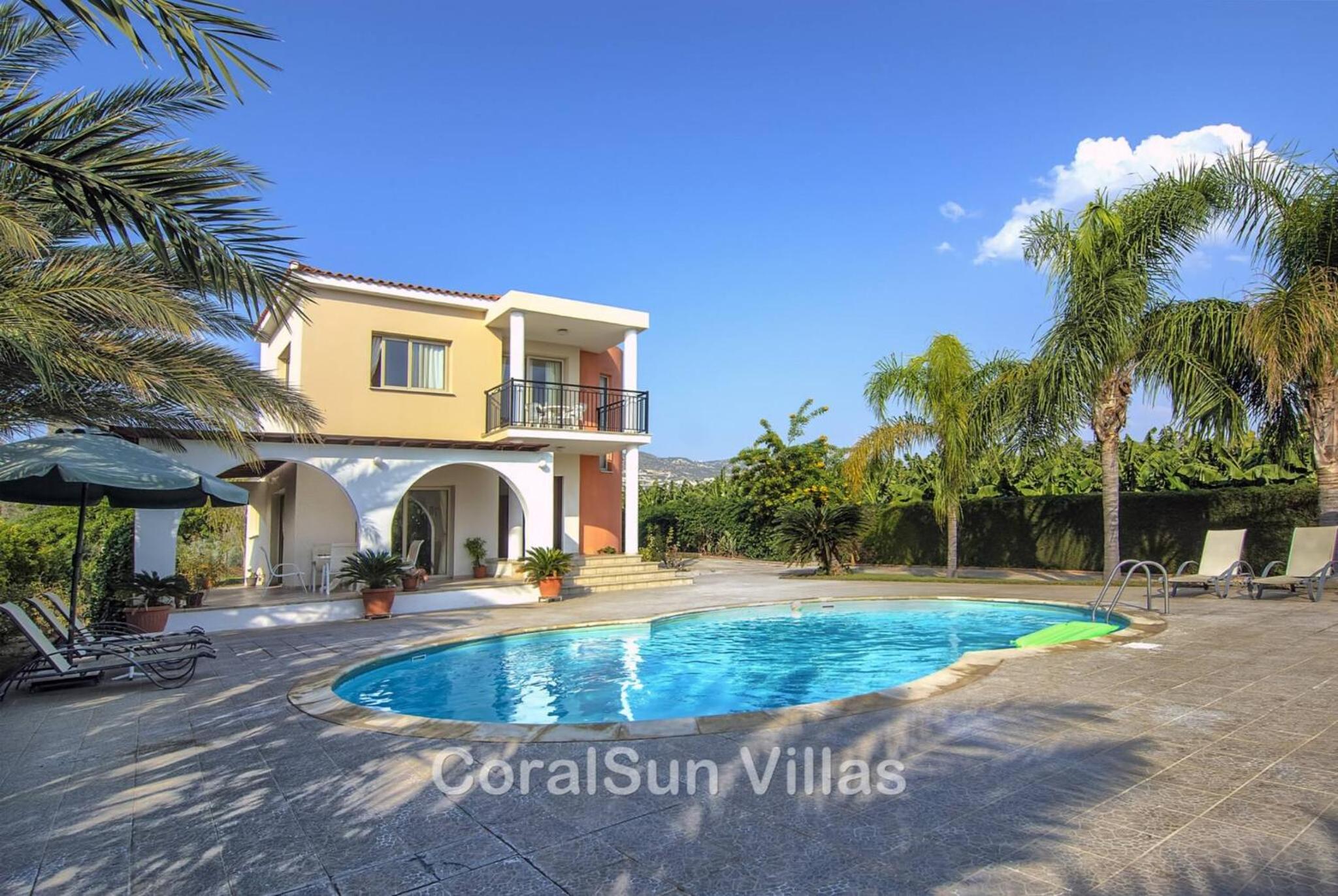 Amazing Pool, Complete Privacy, Amenities and Beach nearby