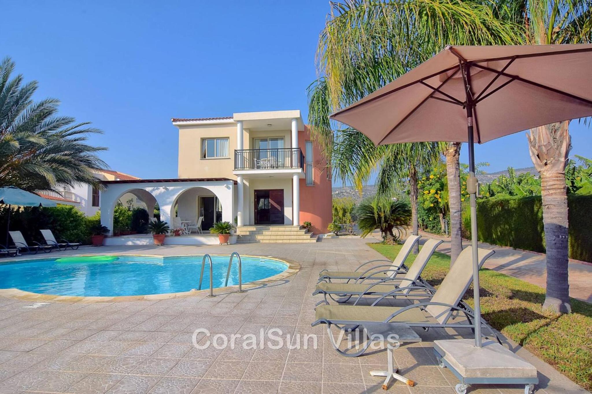 Amazing Pool, Complete Privacy, Amenities and Beach nearby