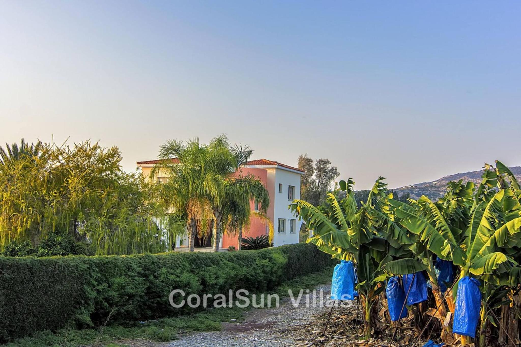Amazing Pool, Complete Privacy, Amenities and Beach nearby