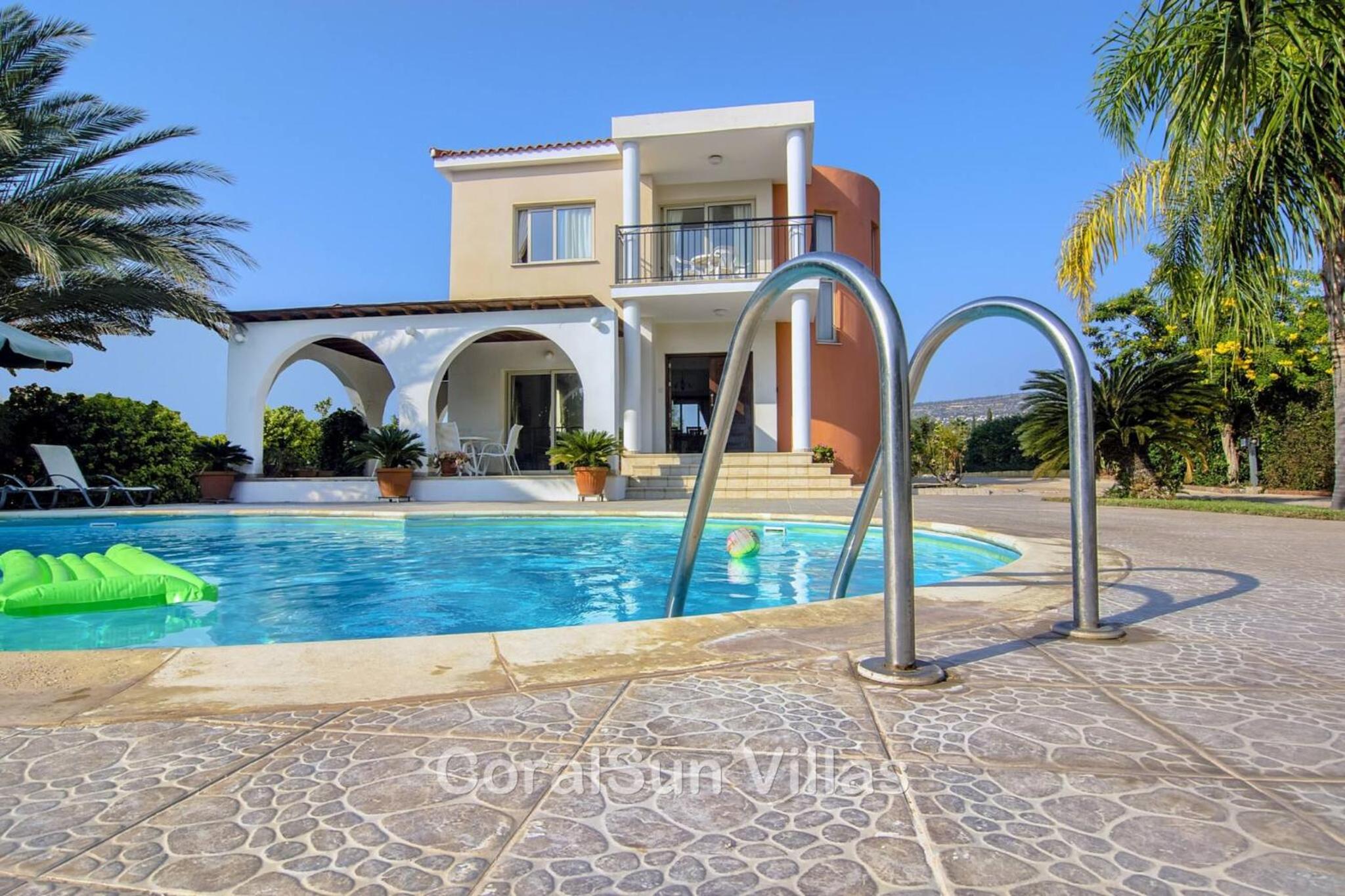 Amazing Pool, Complete Privacy, Amenities and Beach nearby