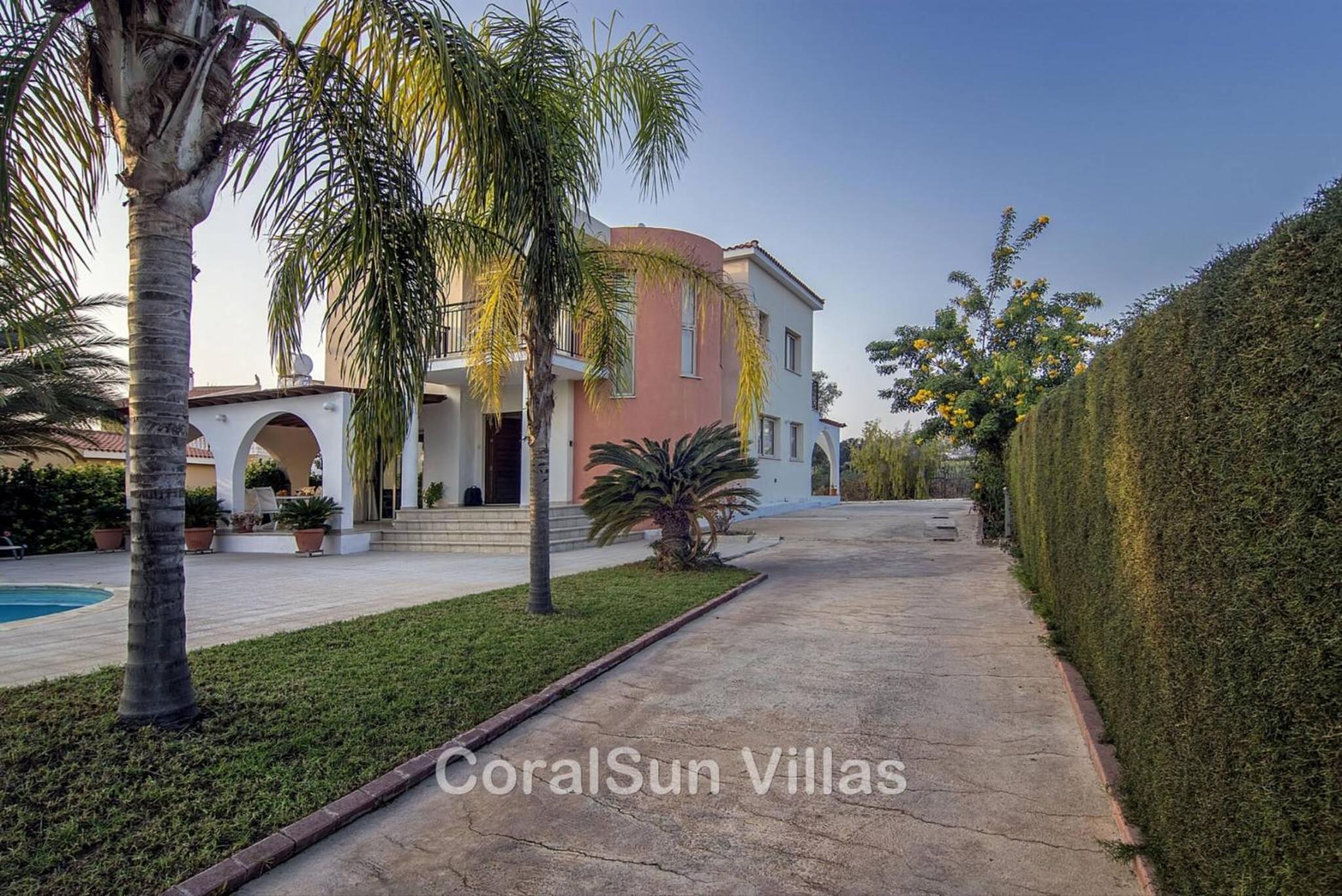 Amazing Pool, Complete Privacy, Amenities and Beach nearby