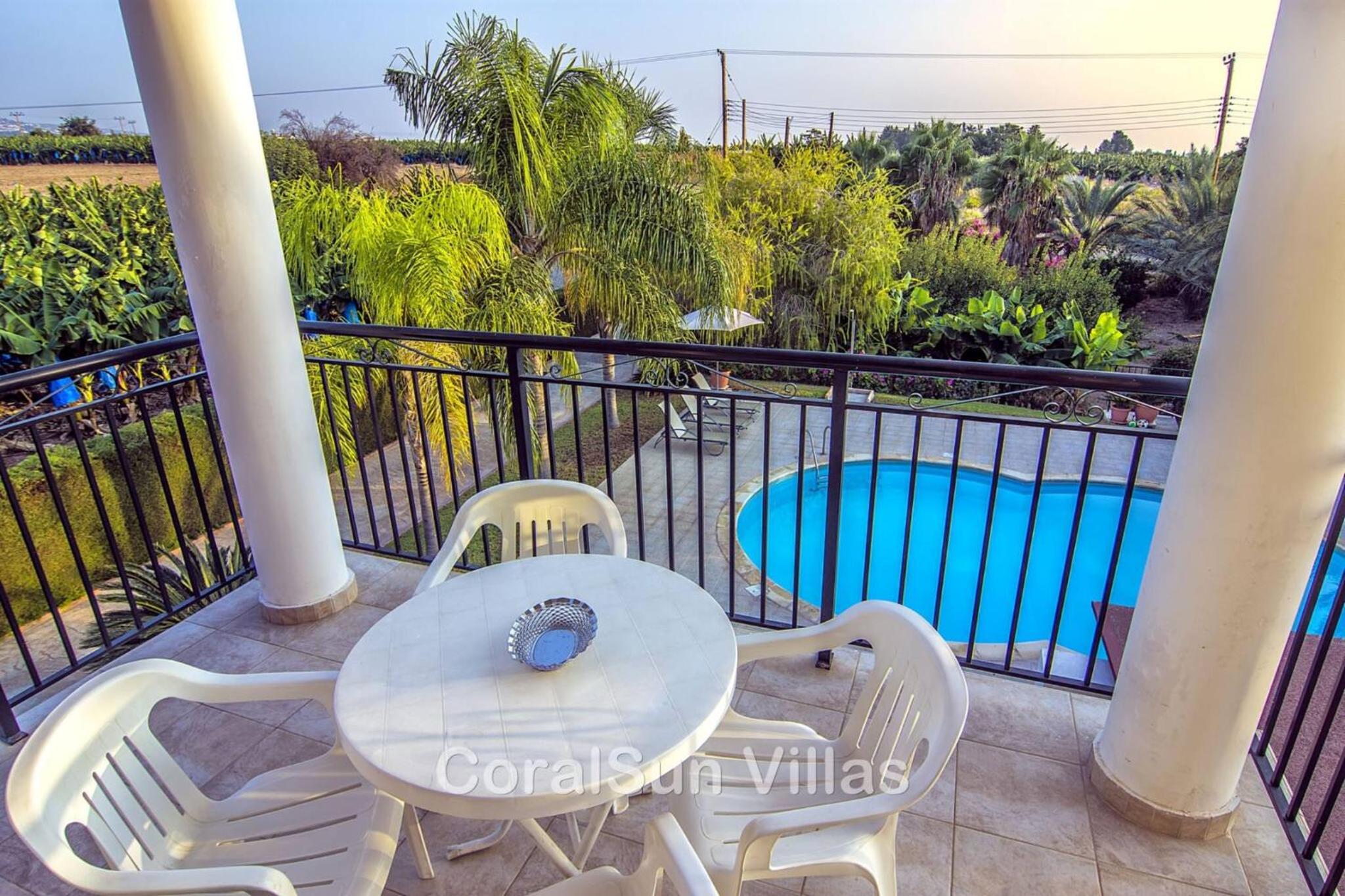 Amazing Pool, Complete Privacy, Amenities and Beach nearby