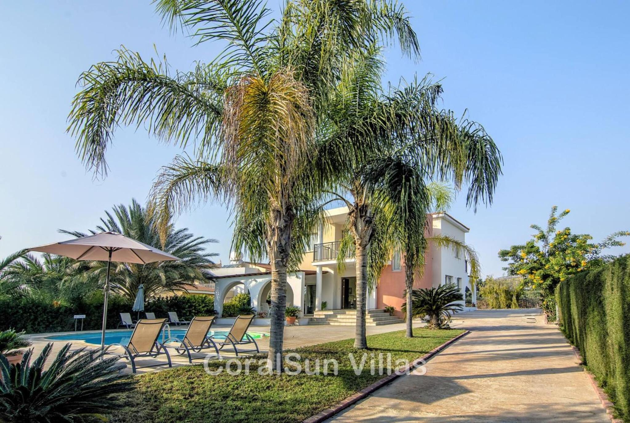 Amazing Pool, Complete Privacy, Amenities and Beach nearby