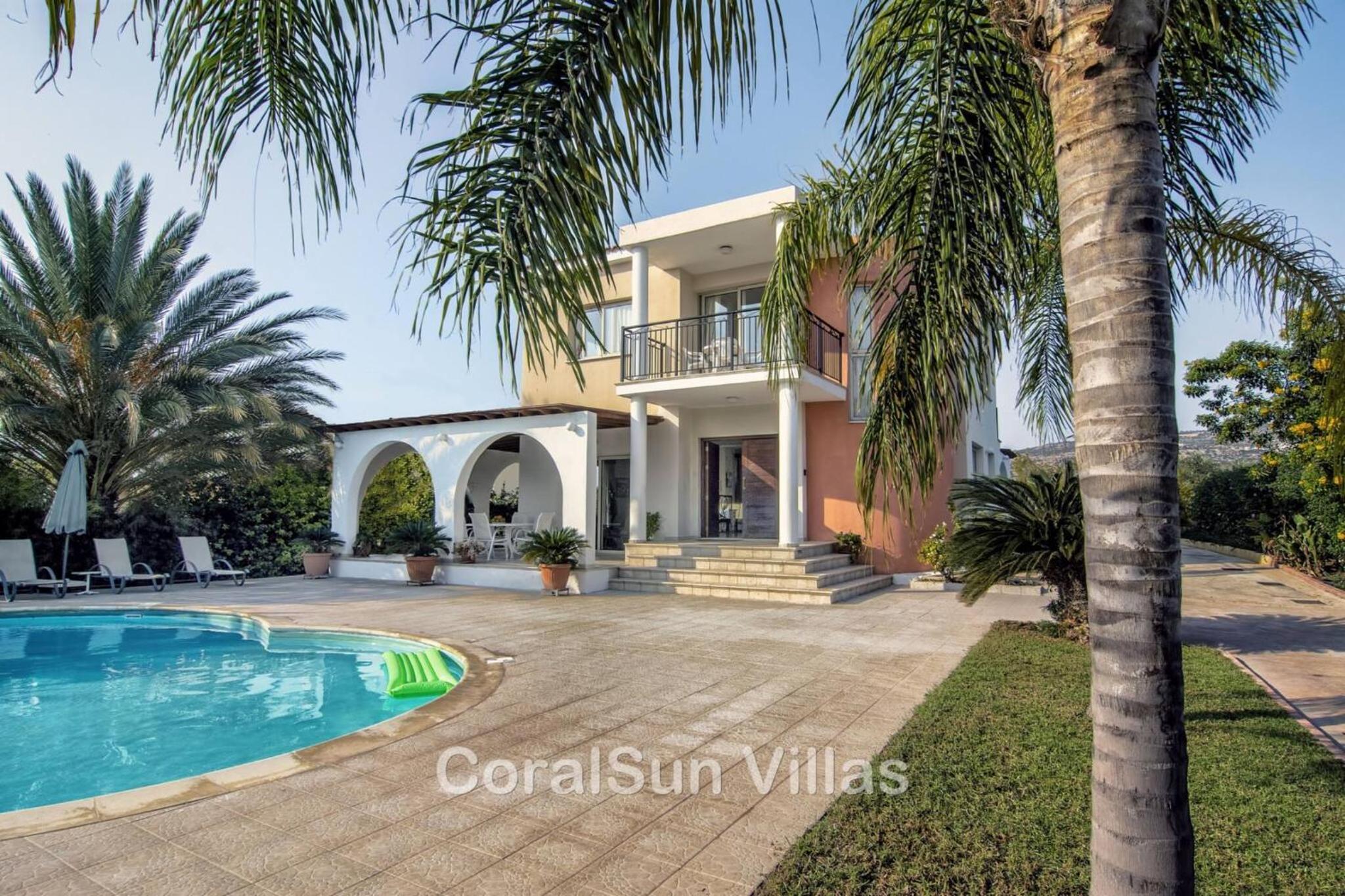 Amazing Pool, Complete Privacy, Amenities and Beach nearby
