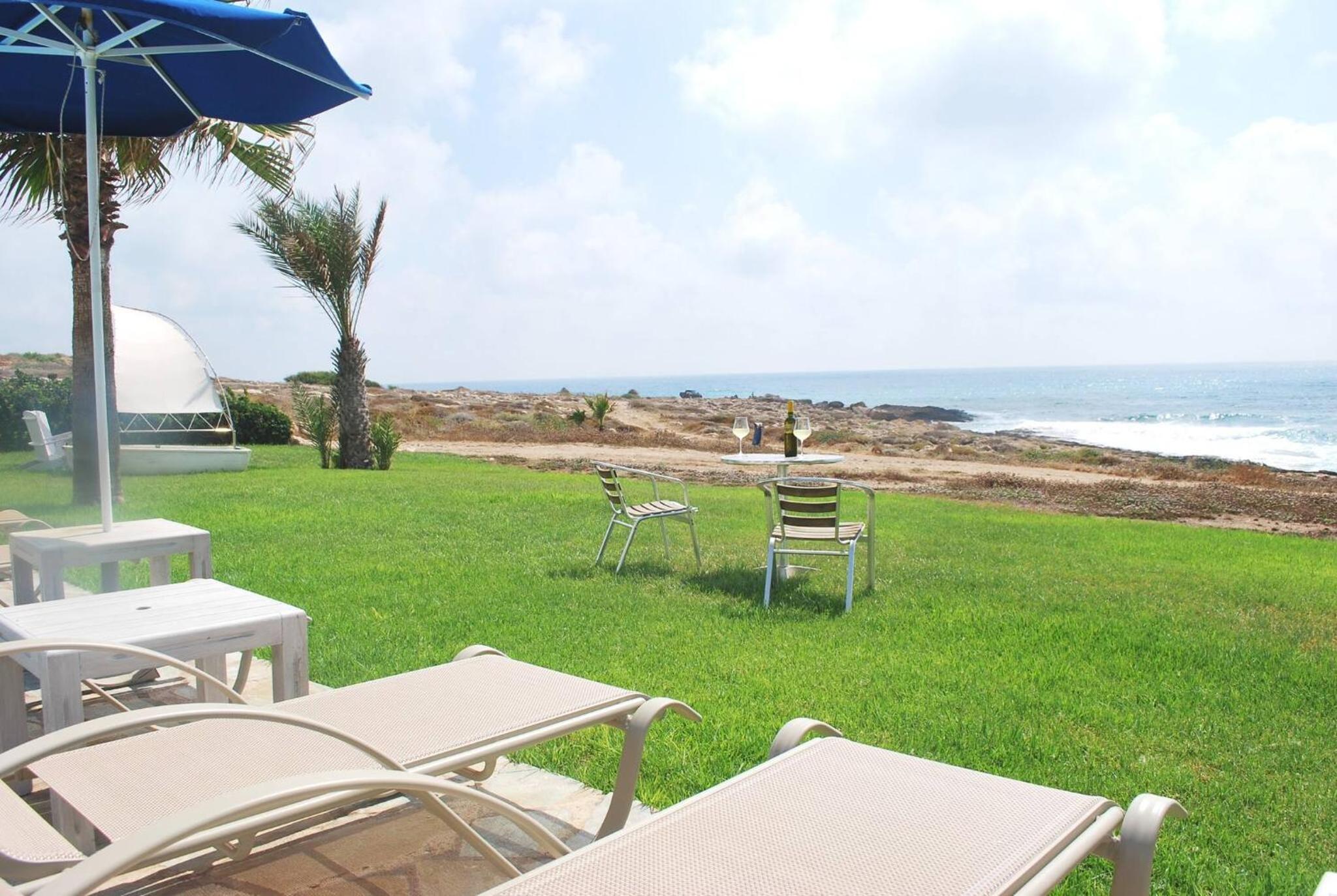 Sea Front Villa, HEATED Private Pool, Amazing location Paphos 323