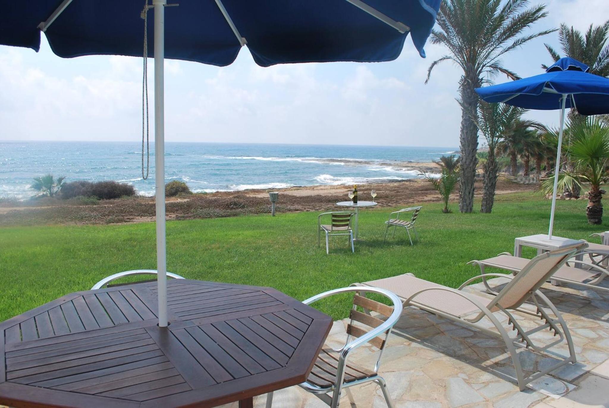 Sea Front Villa, HEATED Private Pool, Amazing location Paphos 323