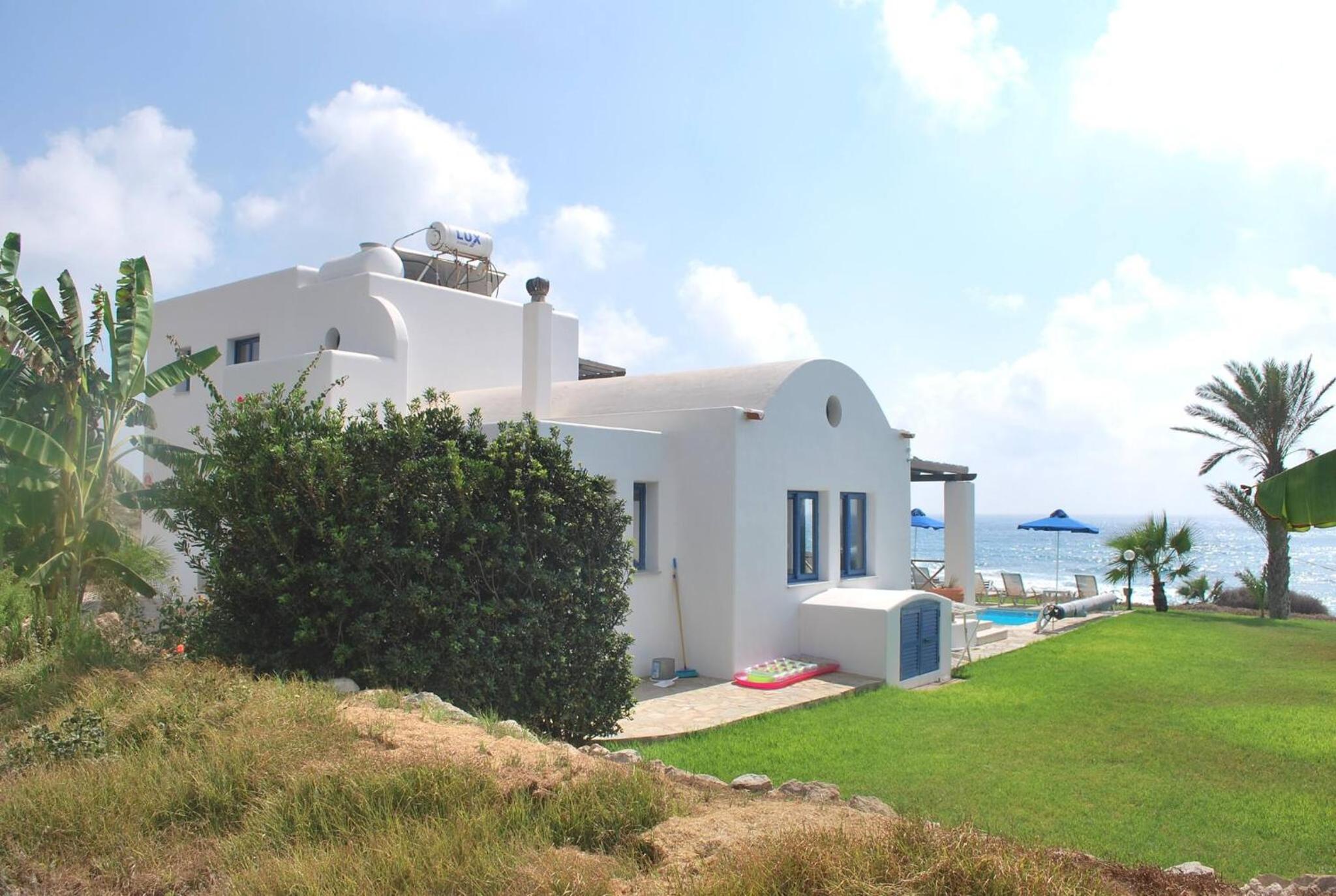 Sea Front Villa, HEATED Private Pool, Amazing location Paphos 323