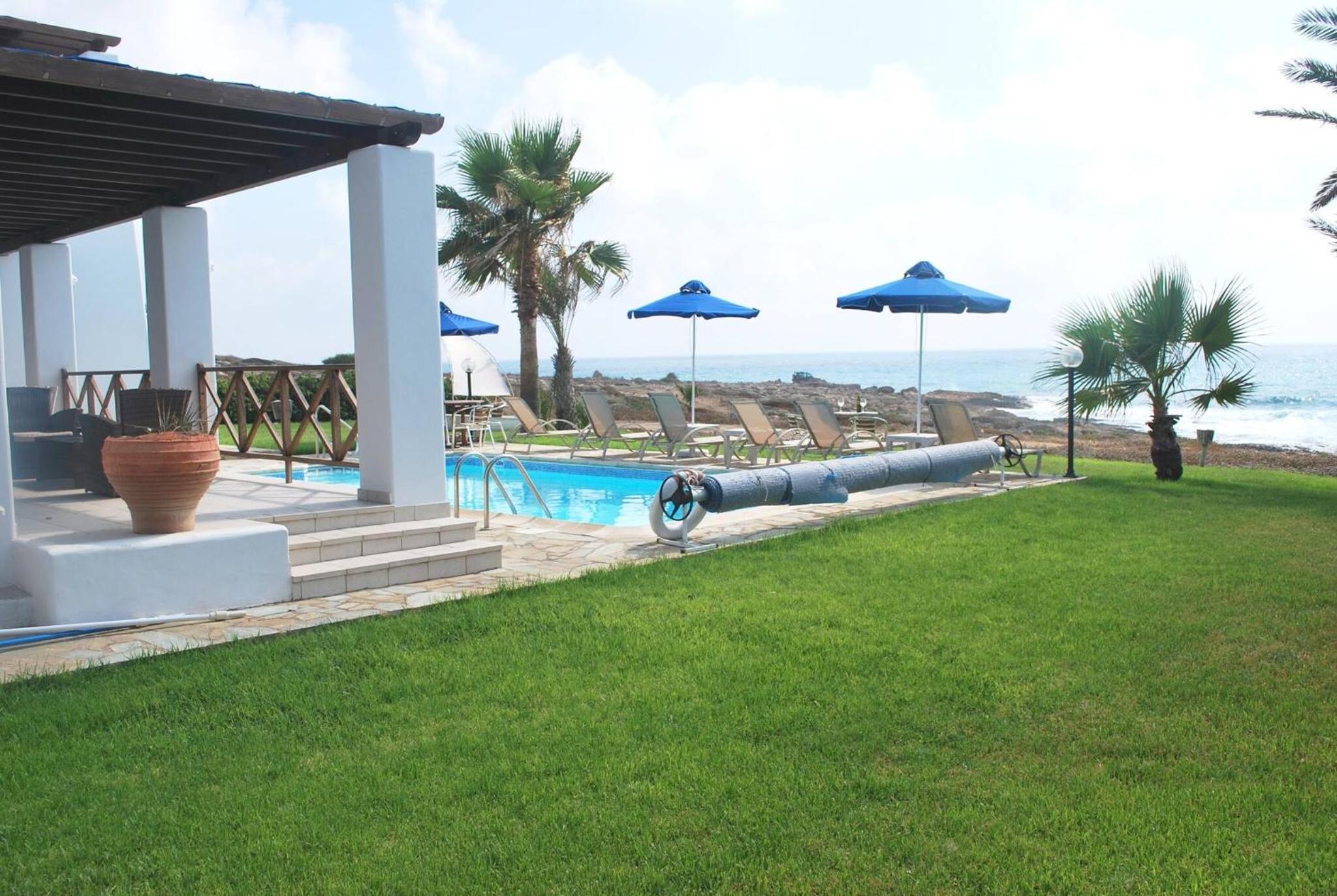 Sea Front Villa, HEATED Private Pool, Amazing location Paphos 323