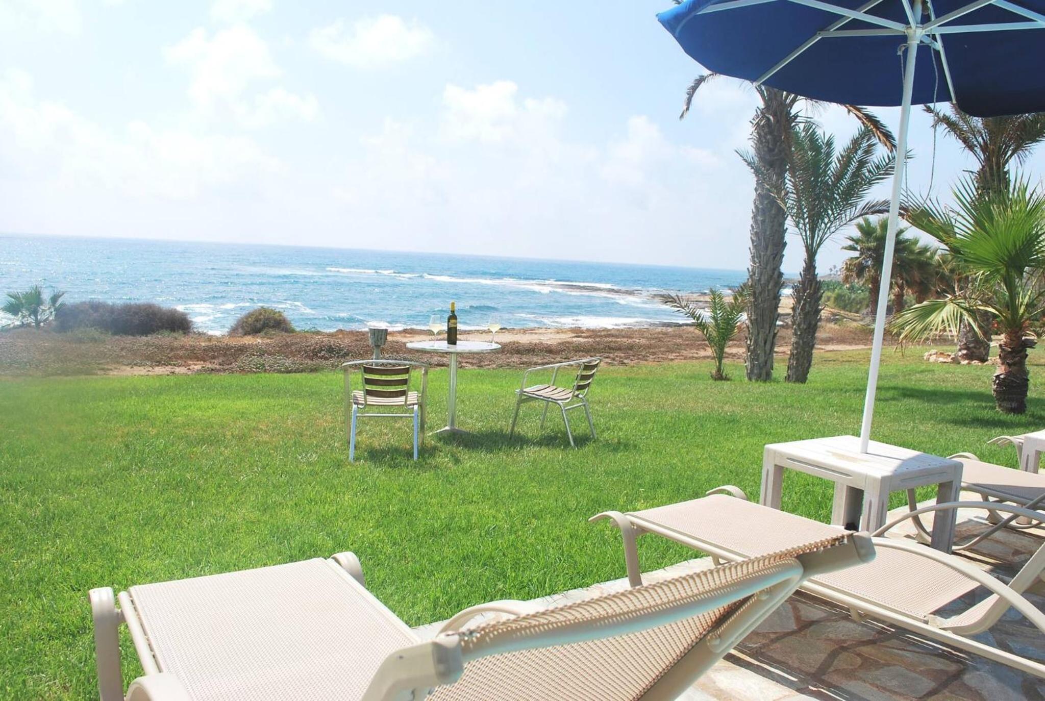 Sea Front Villa, HEATED Private Pool, Amazing location Paphos 323