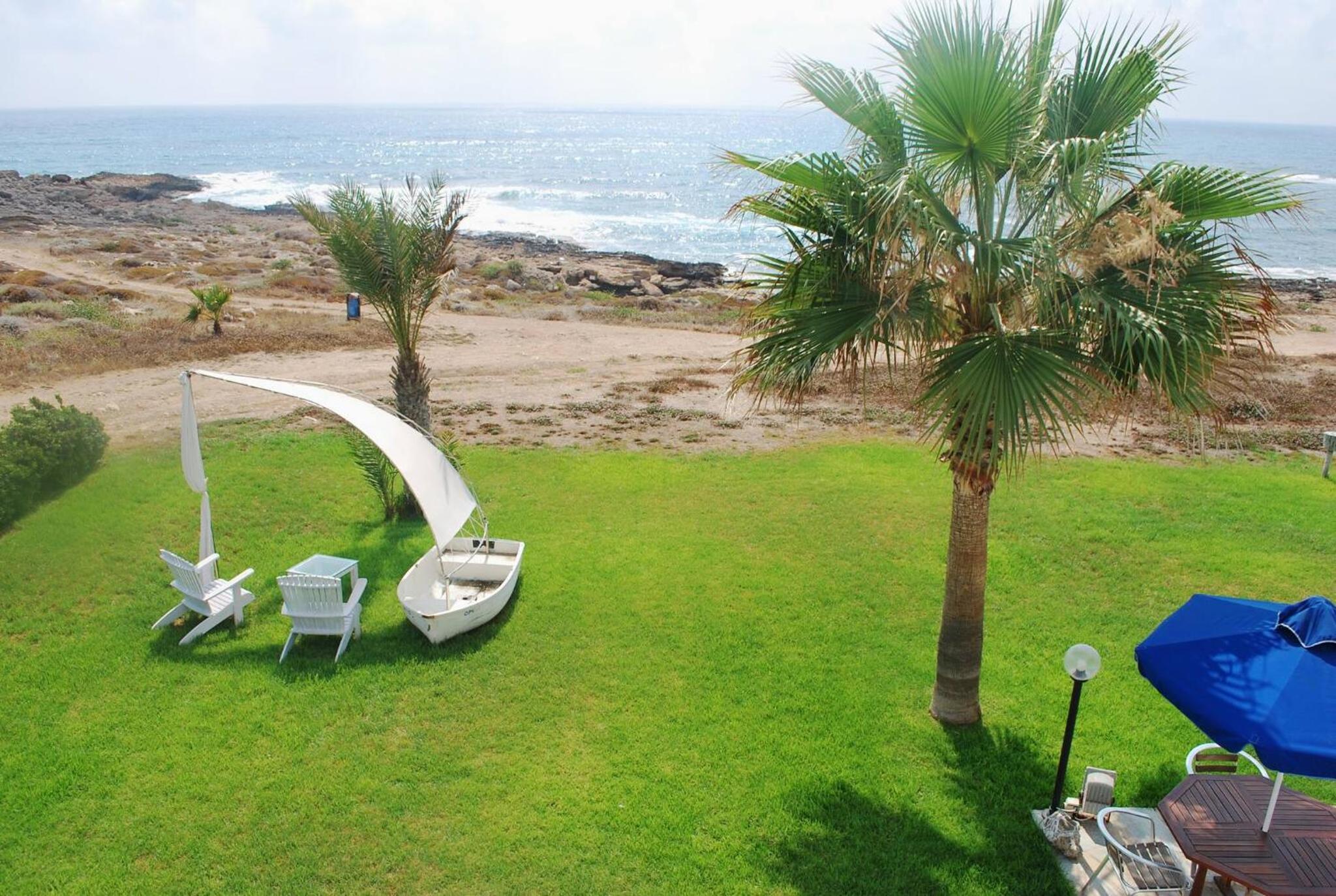 Sea Front Villa, HEATED Private Pool, Amazing location Paphos 323