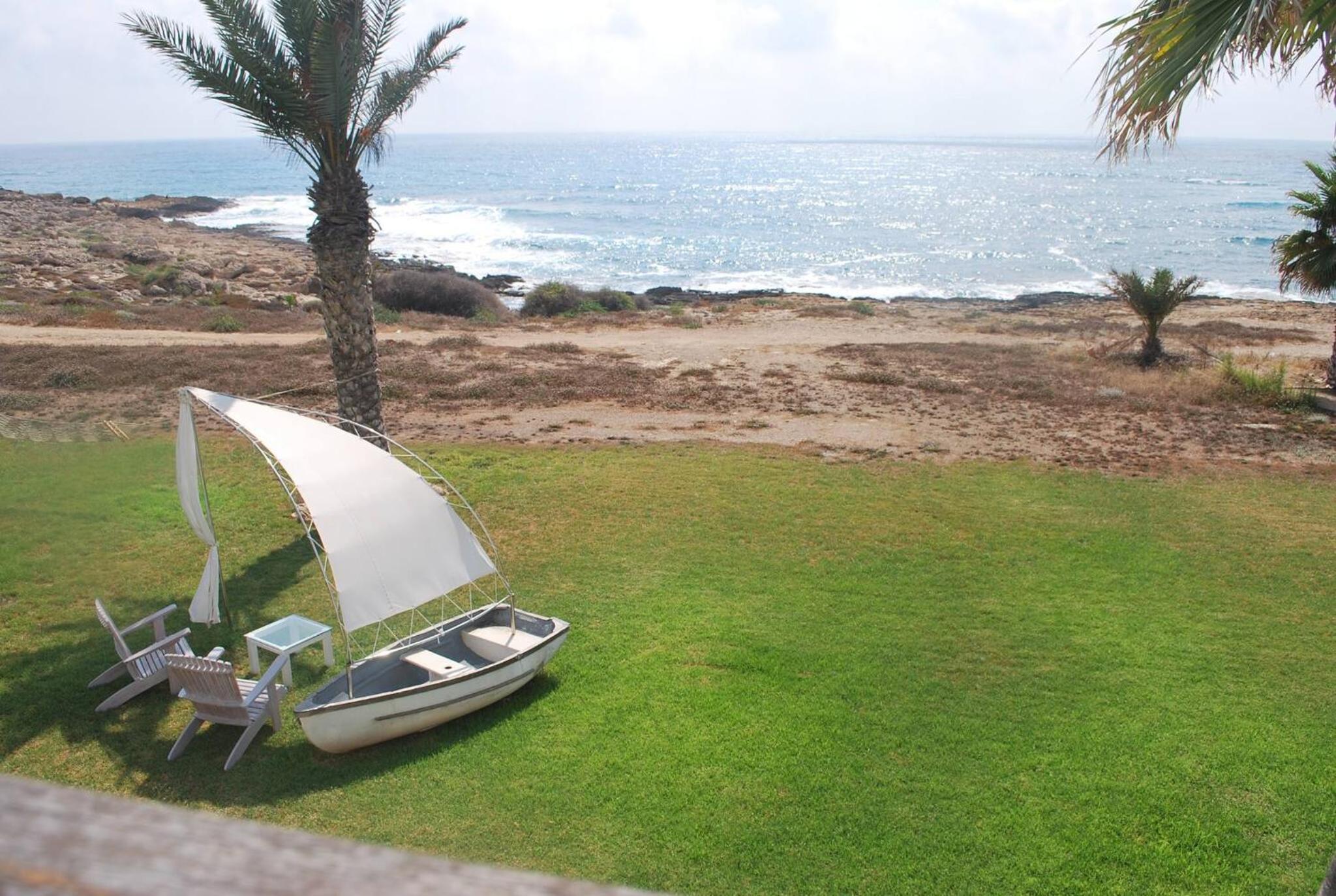 Sea Front Villa, HEATED Private Pool, Amazing location Paphos 323