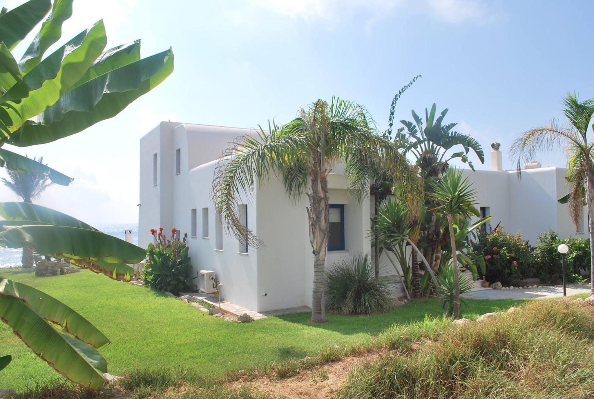 Sea Front Villa, HEATED Private Pool, Amazing location Paphos 323