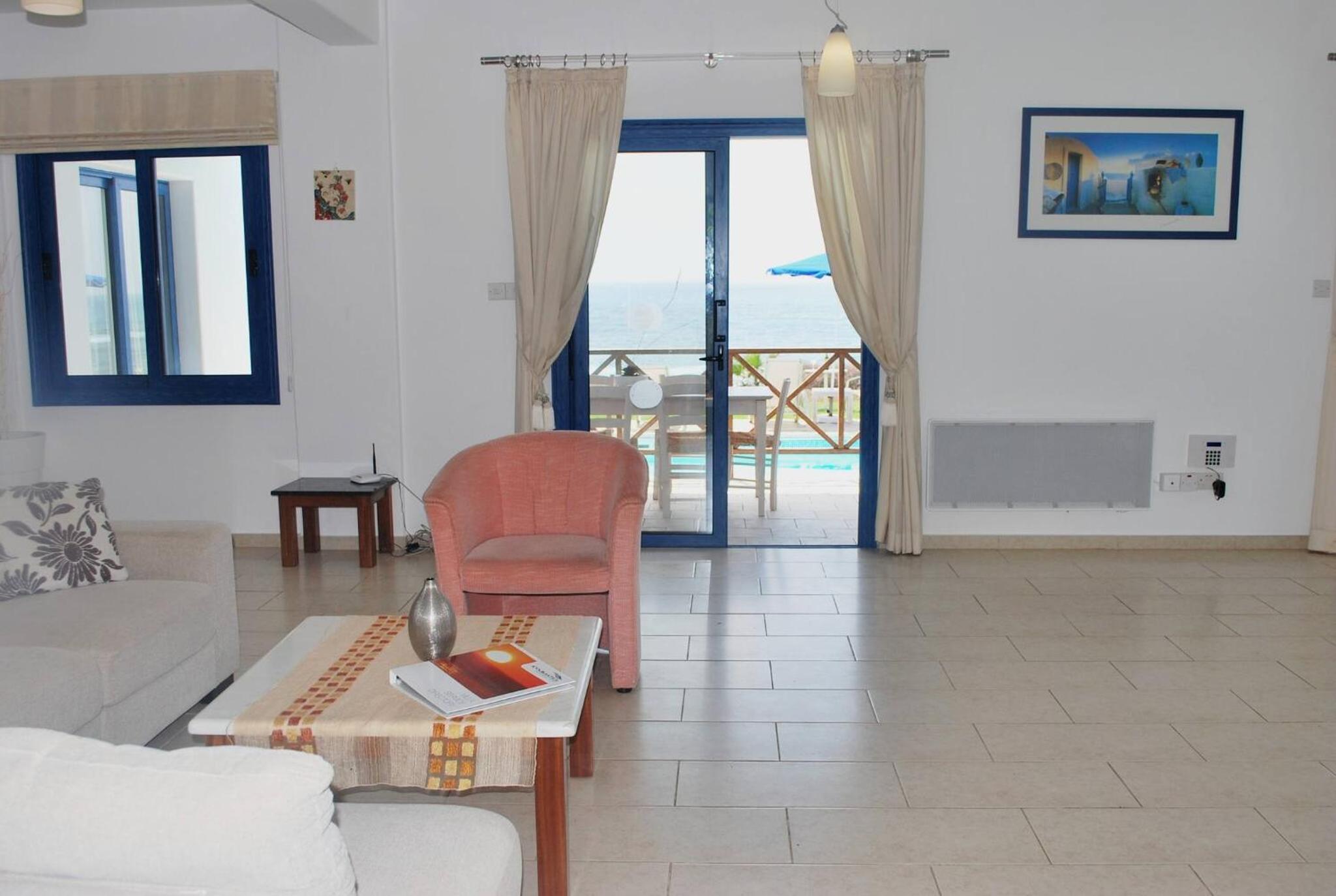 Sea Front Villa, HEATED Private Pool, Amazing location Paphos 323