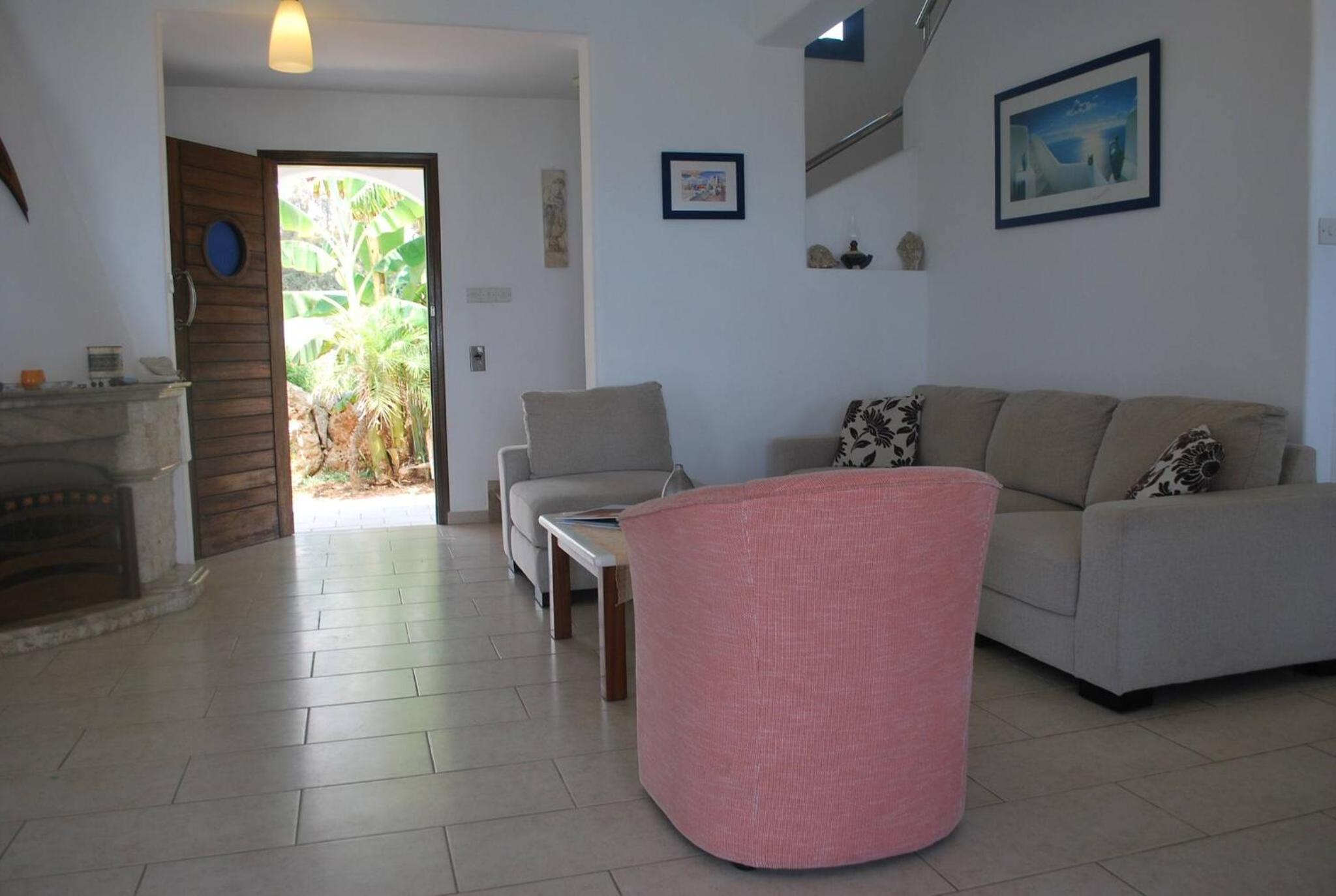 Sea Front Villa, HEATED Private Pool, Amazing location Paphos 323