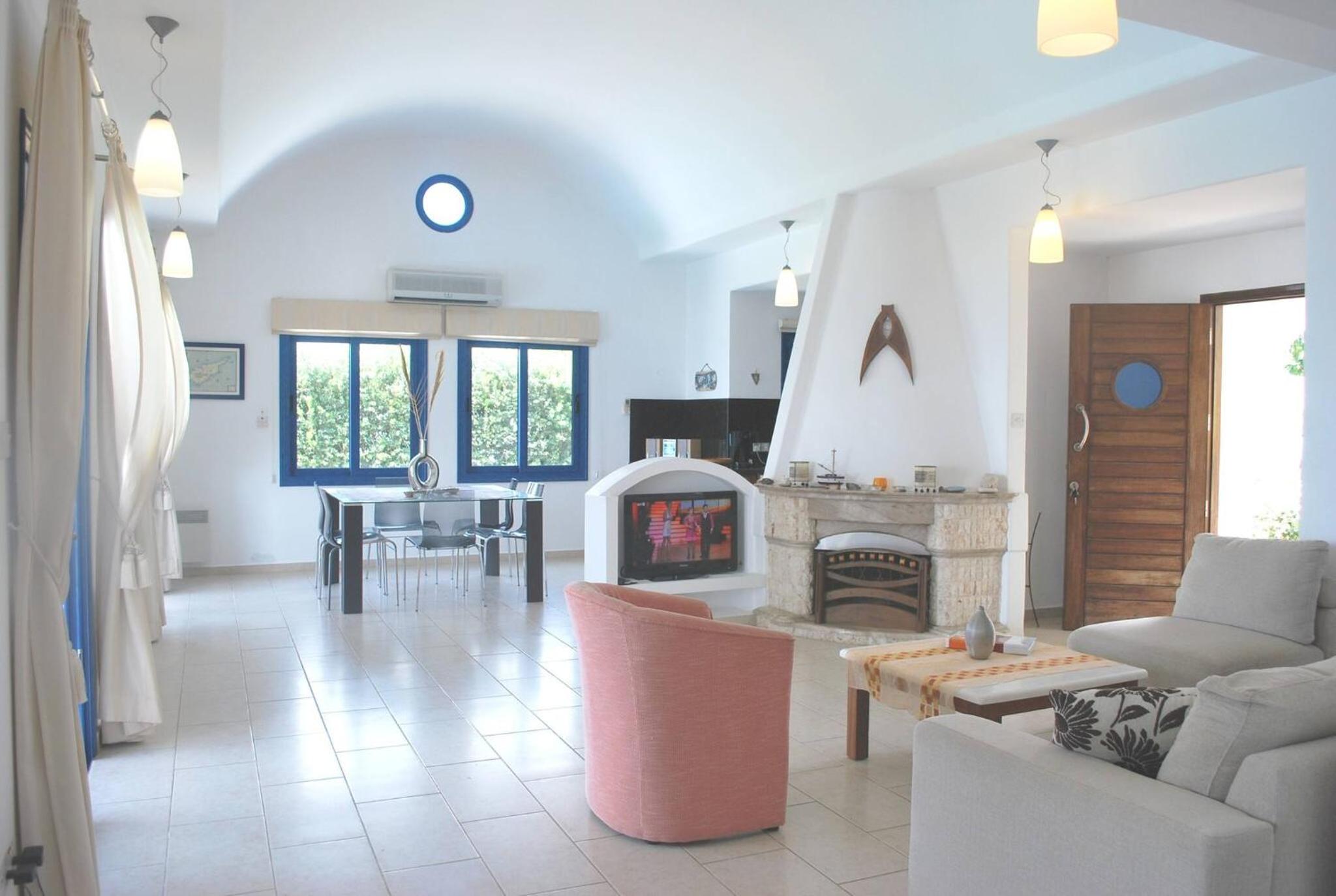 Sea Front Villa, HEATED Private Pool, Amazing location Paphos 323