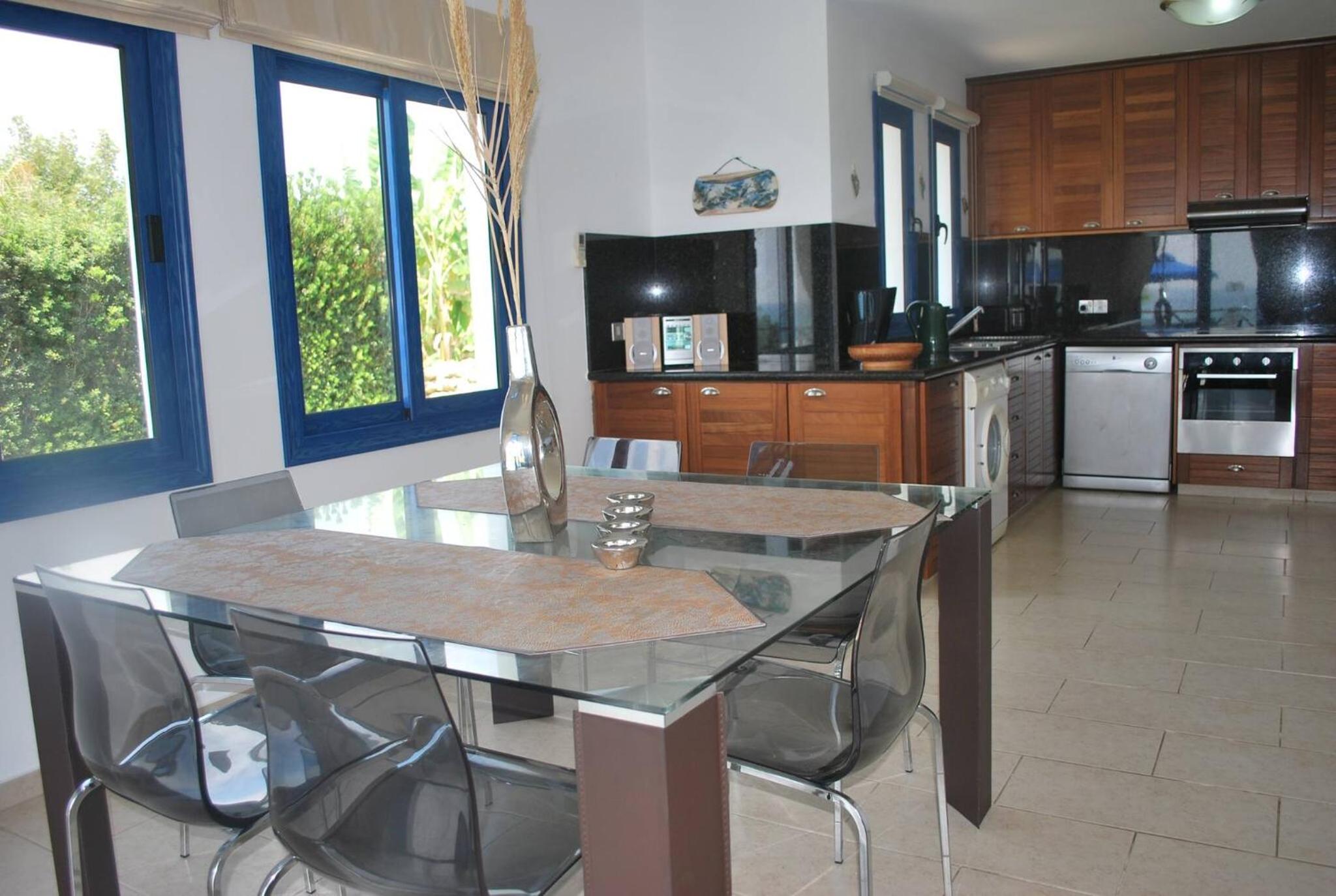 Sea Front Villa, HEATED Private Pool, Amazing location Paphos 323
