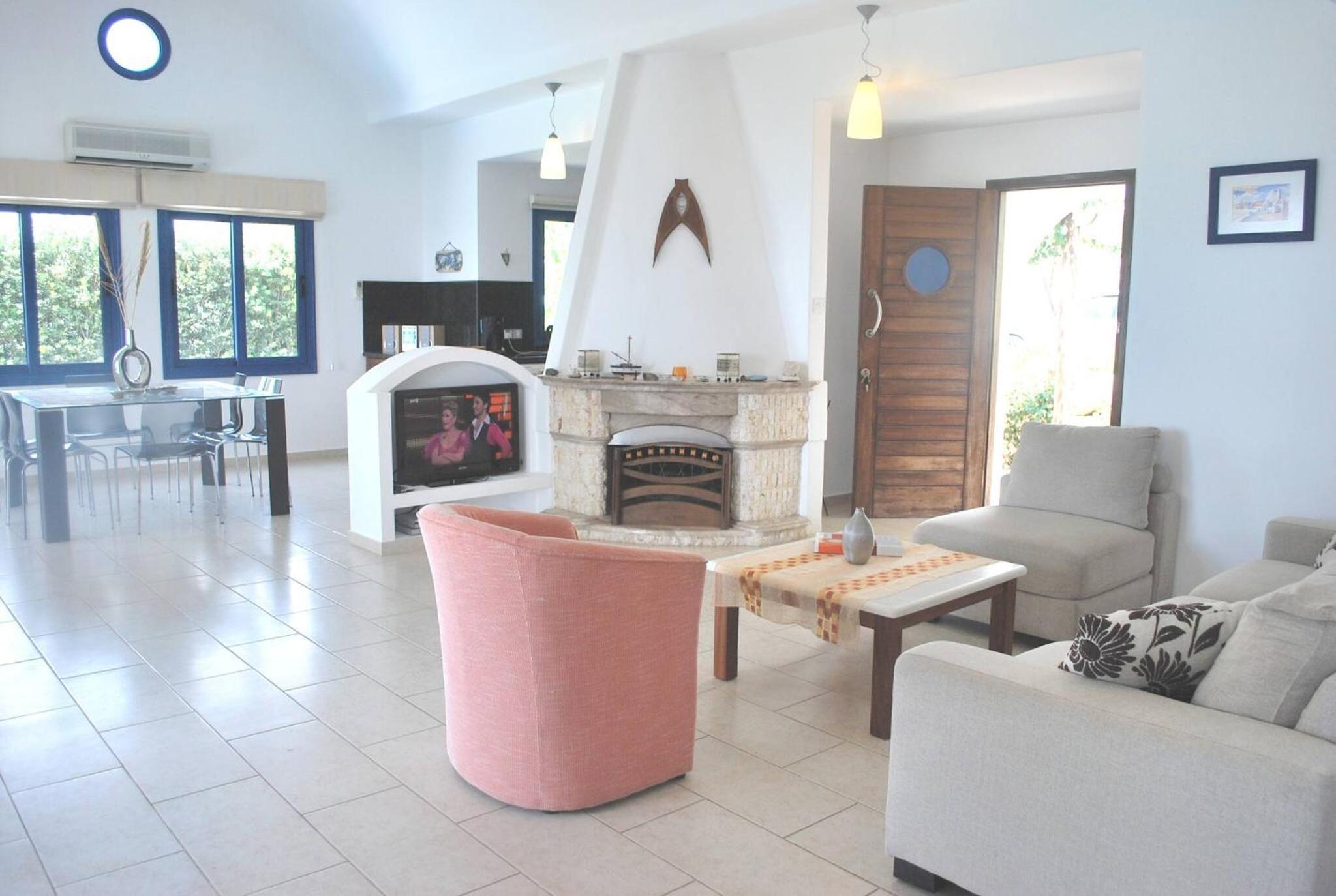 Sea Front Villa, HEATED Private Pool, Amazing location Paphos 323