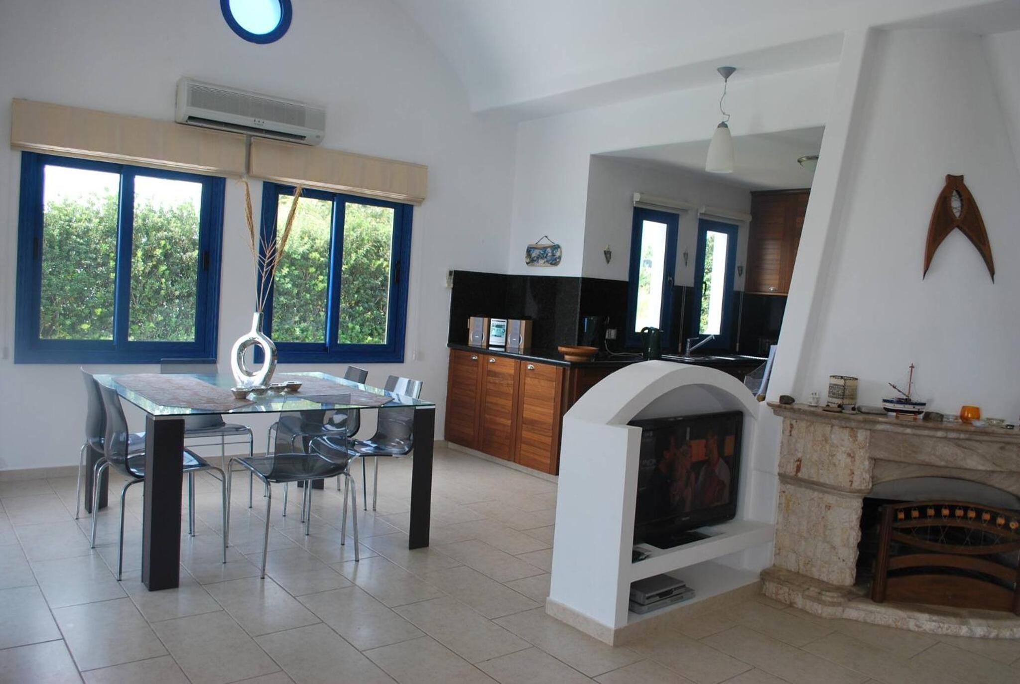 Sea Front Villa, HEATED Private Pool, Amazing location Paphos 323